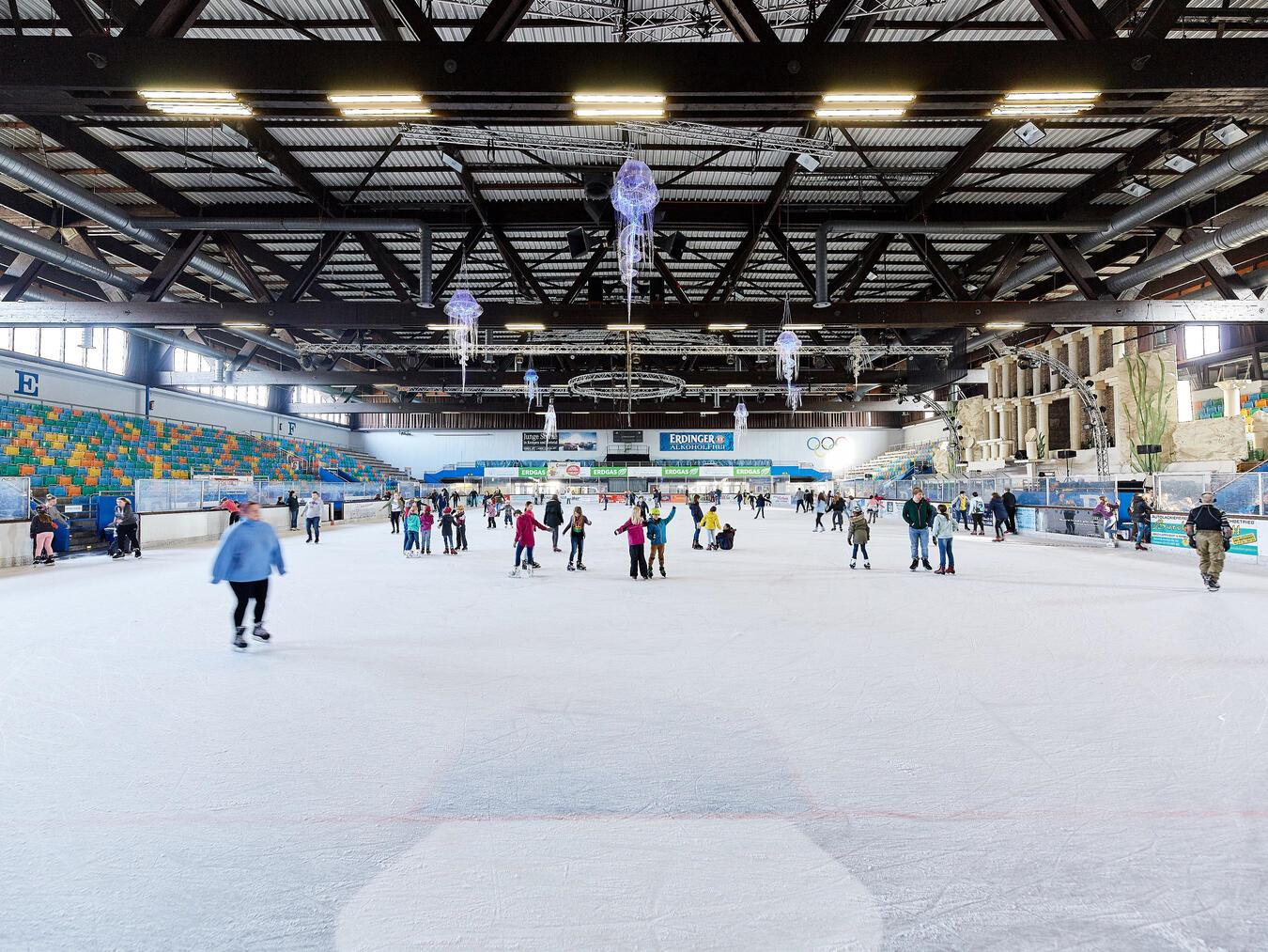 Endlich wieder Glatteis Der Grefrather EisSport & EventPark hat in den Herbstferien täglich geöffnet. Foto: Makis Foteinopoulos
