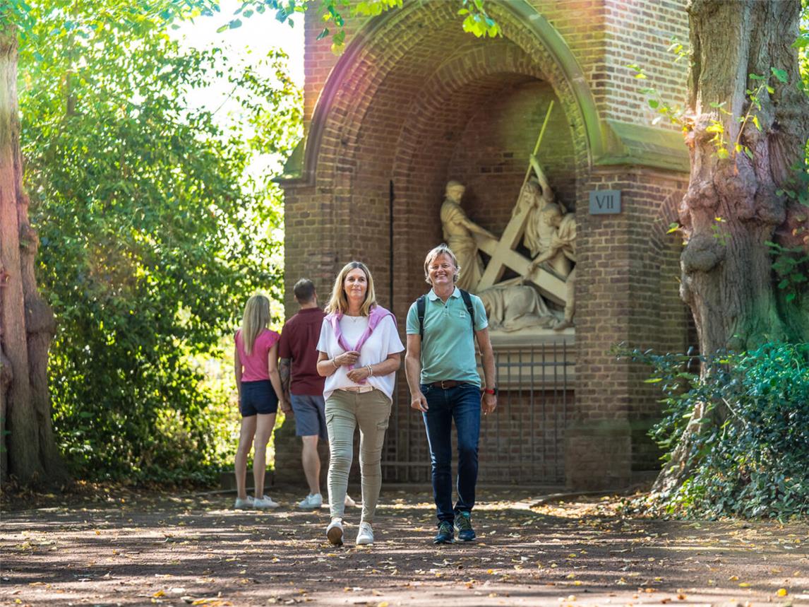 Der große Kreuzweg in Kevelaer bietet sich für einen herbstlichen Spaziergang an. Foto: © Dennis Stratmann