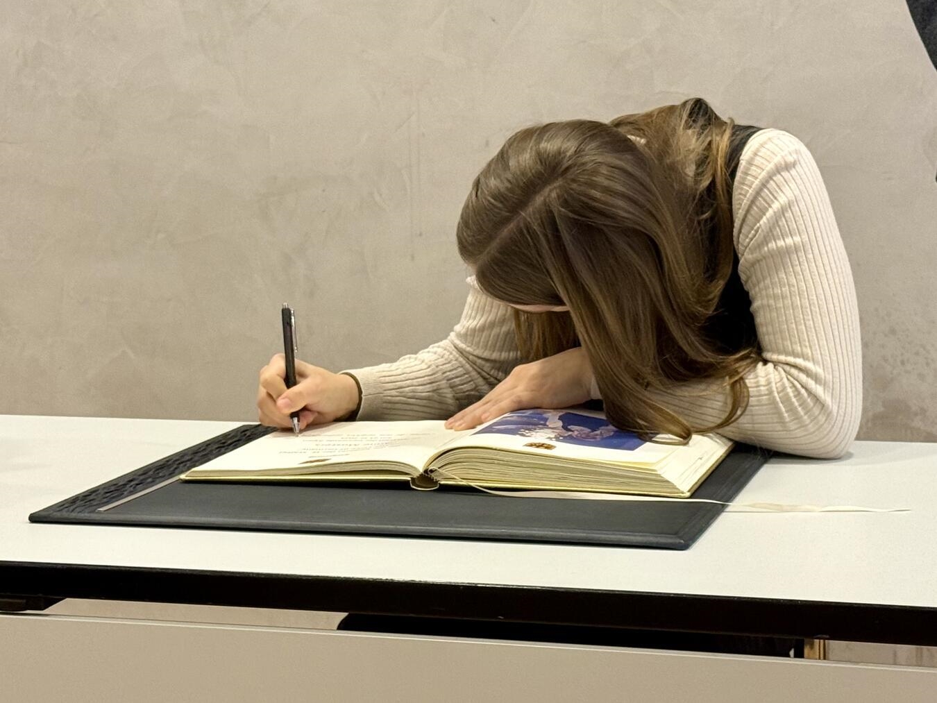 Der große Moment: Anne Mosters durfte sich ins Goldene Buch der Gemeinde Alpen eintragen. NN-Foto: SP