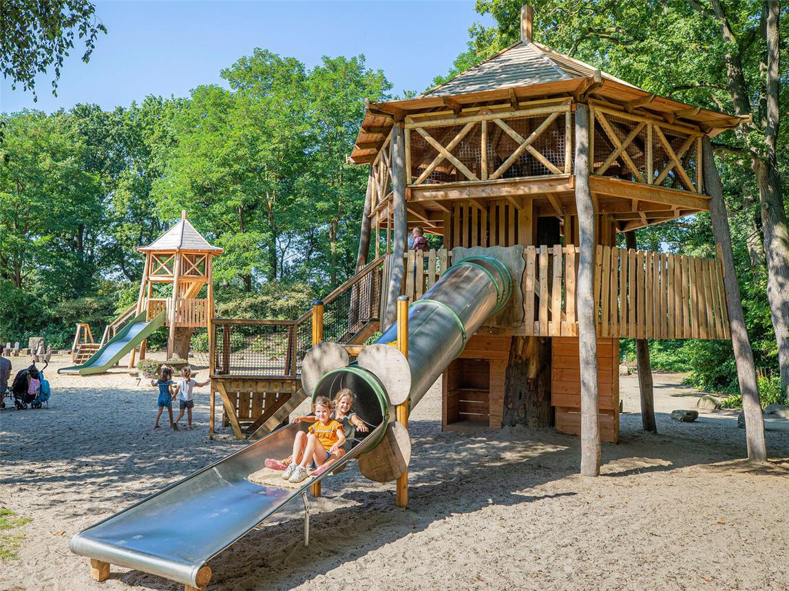 Der große Spielplatz in den Schlossgärten lädt die kleinen Besucher zum Toben ein.Foto: Laurens Eggen