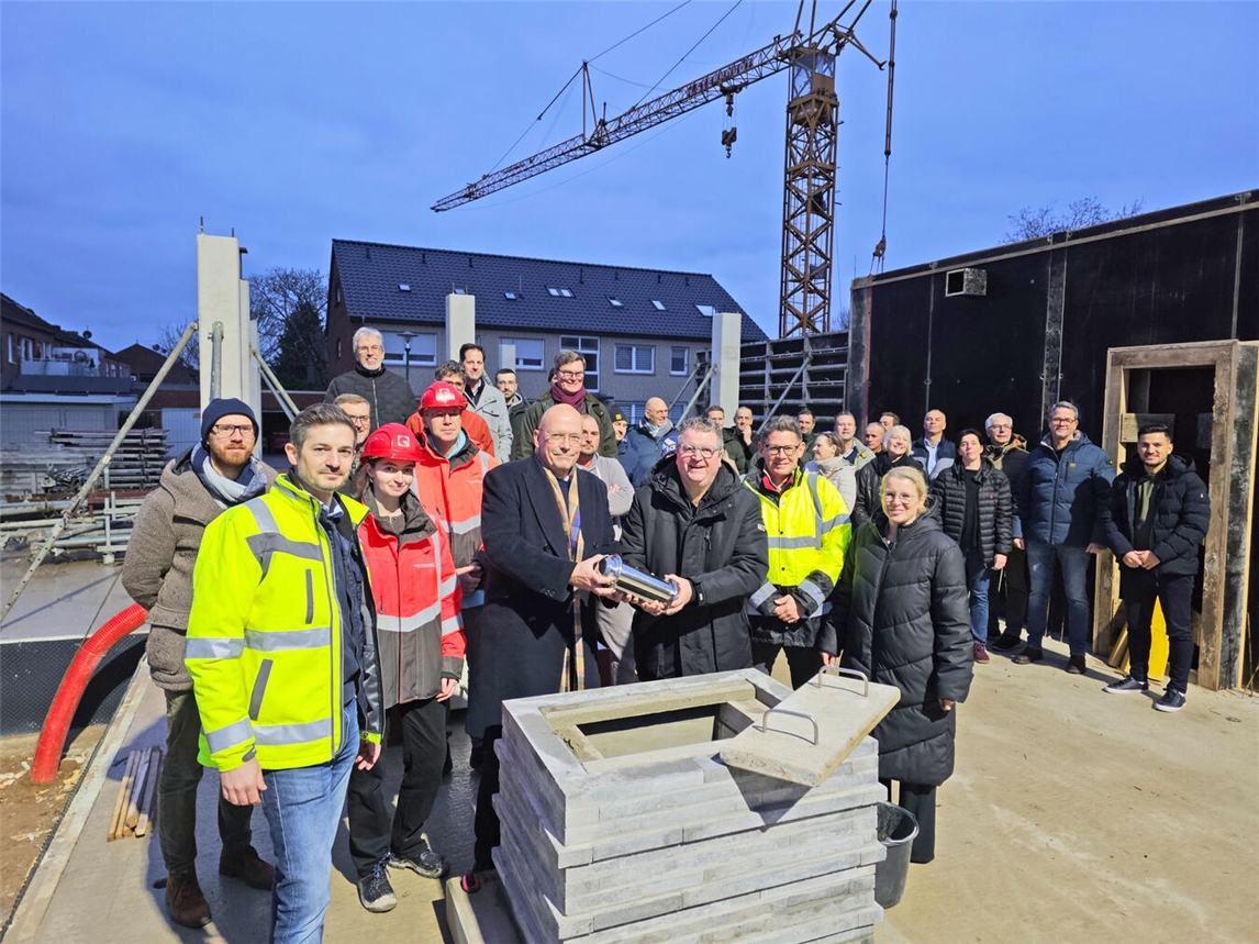 Der Grundstein der neuen Petrus-Canisius-Grundschule in Weeze ist gelegt. NN-Foto: Thomas Langer