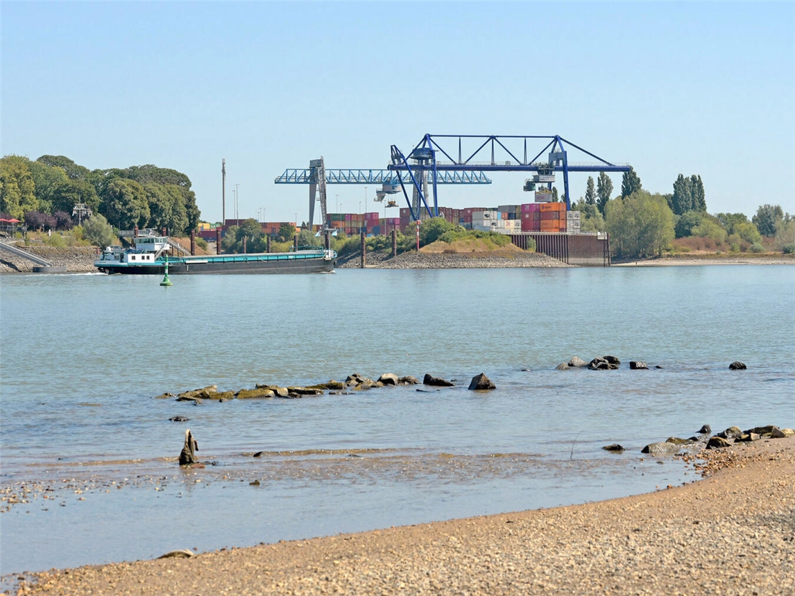 "Emmerich Hafen bei Niedrigwasser, bleibt betriebsbereit, Foto von Rüdiger Dehnen"