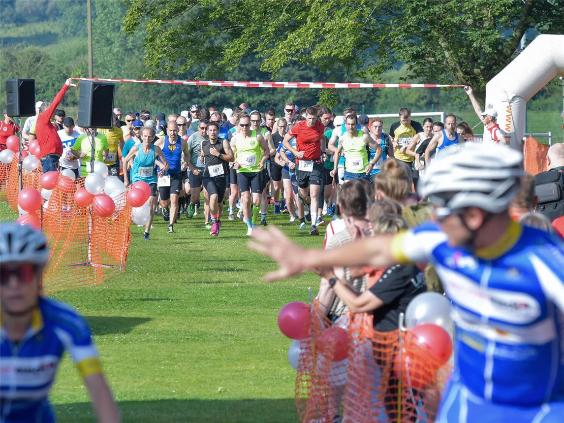 •Der Halderner Volkslauf wird in Läuferkreisen mit einem Augenzwinkern aber auch respektvoll „Die Hölle von Haldern“ genannt. NN-Archivfoto: Gerry Seybert