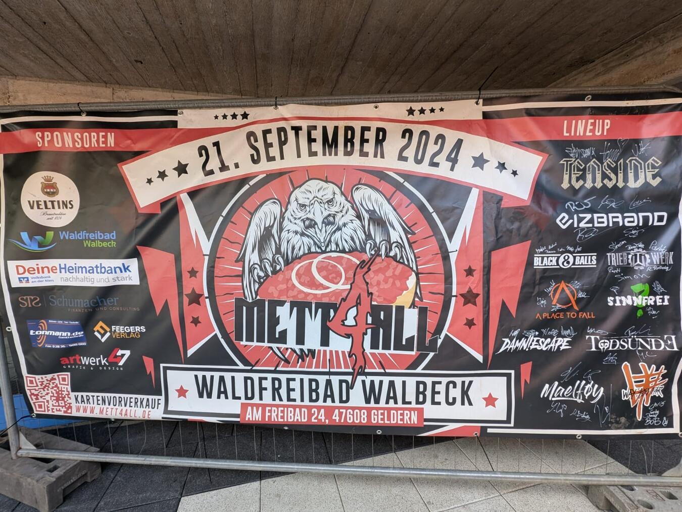 Der handsignierte Banner des Mett4All-Festivals soll kranken Kindern und ihren Familien helfen. Foto: Privat