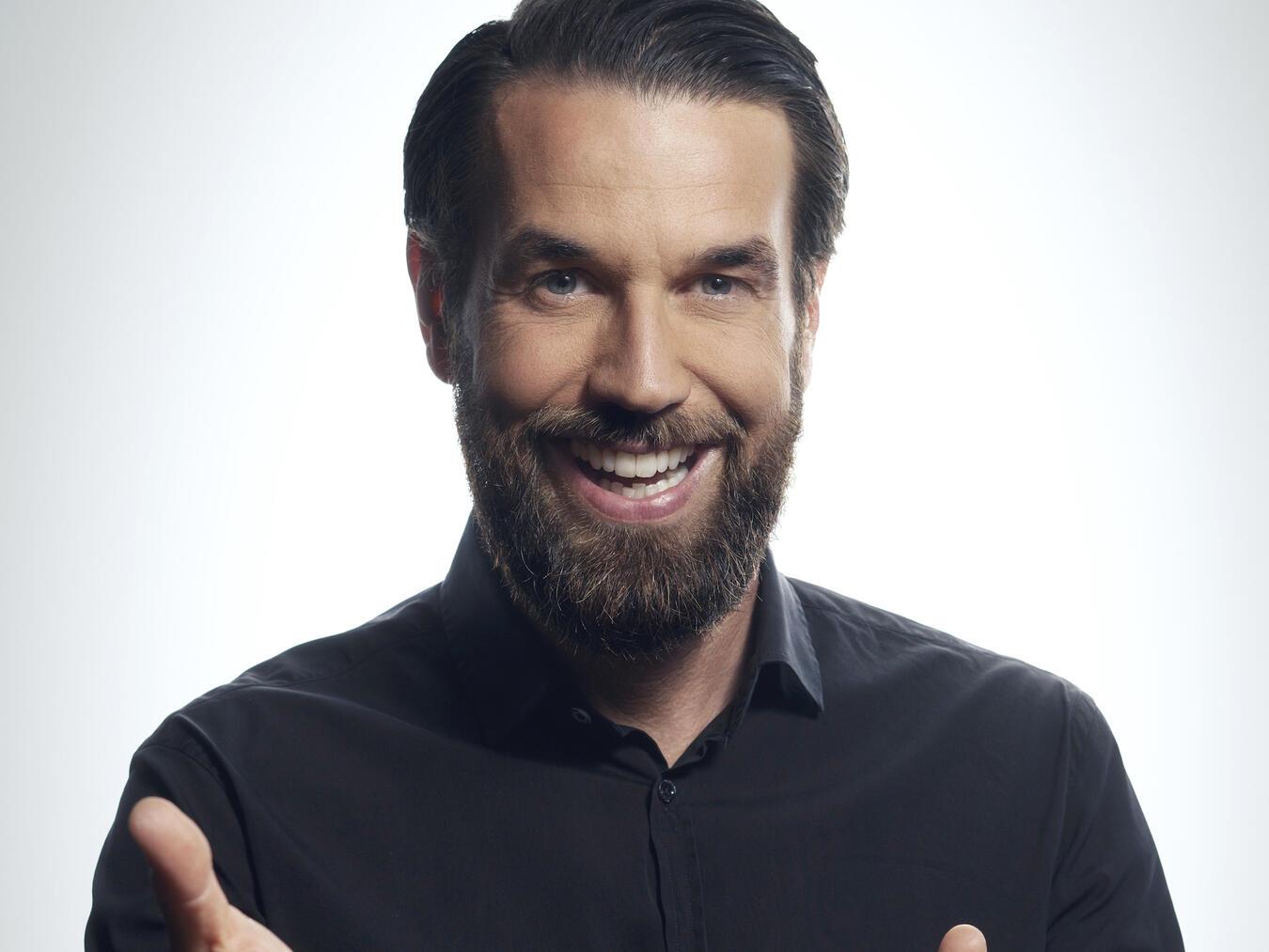 Der Hauptreferent beim Forum Kreis Kleve: Christian Lindemann ist internationaler Showexperte, „Cirque du Soleil®-Weltstar“, Dozent für Performance und Bestsellerautor. Foto: Sebastian Konopik