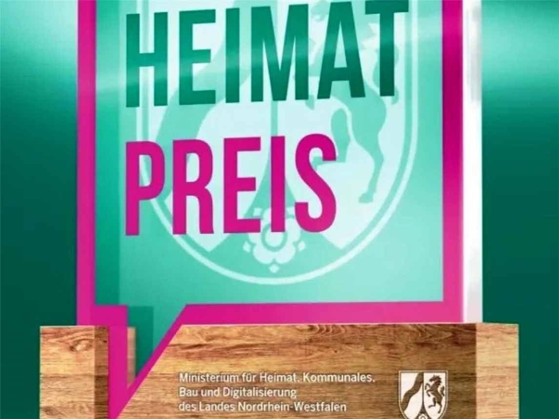 "Heimat-Preis NRW Trophäe auf Holztisch, symbolisiert Engagement und Tradition in Nordrhein-Westfalen"