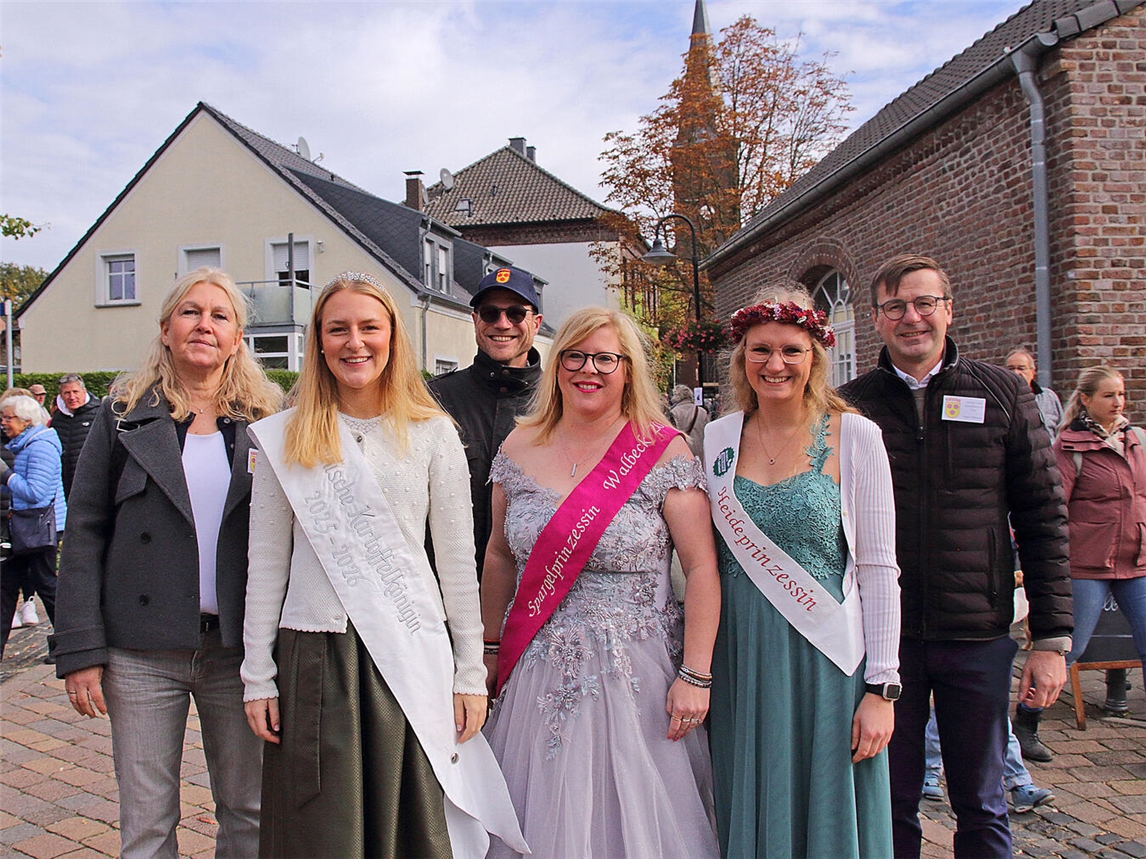 Der Heimat- und Förderverein Pont freute sich über den Besuch von Kartoffelkönigin Nina Naebers, Spargelprinzessin Monika van Bonn und Heideprinzessin Vanessa Westerhof. NN-Foto: Theo Leie