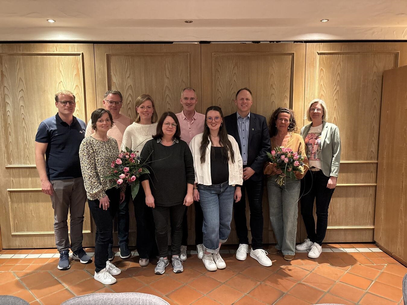 "Gruppenfoto des Heimat- und Verkehrsvereins Weeze nach Neuwahlen, Mitglieder lächelnd"