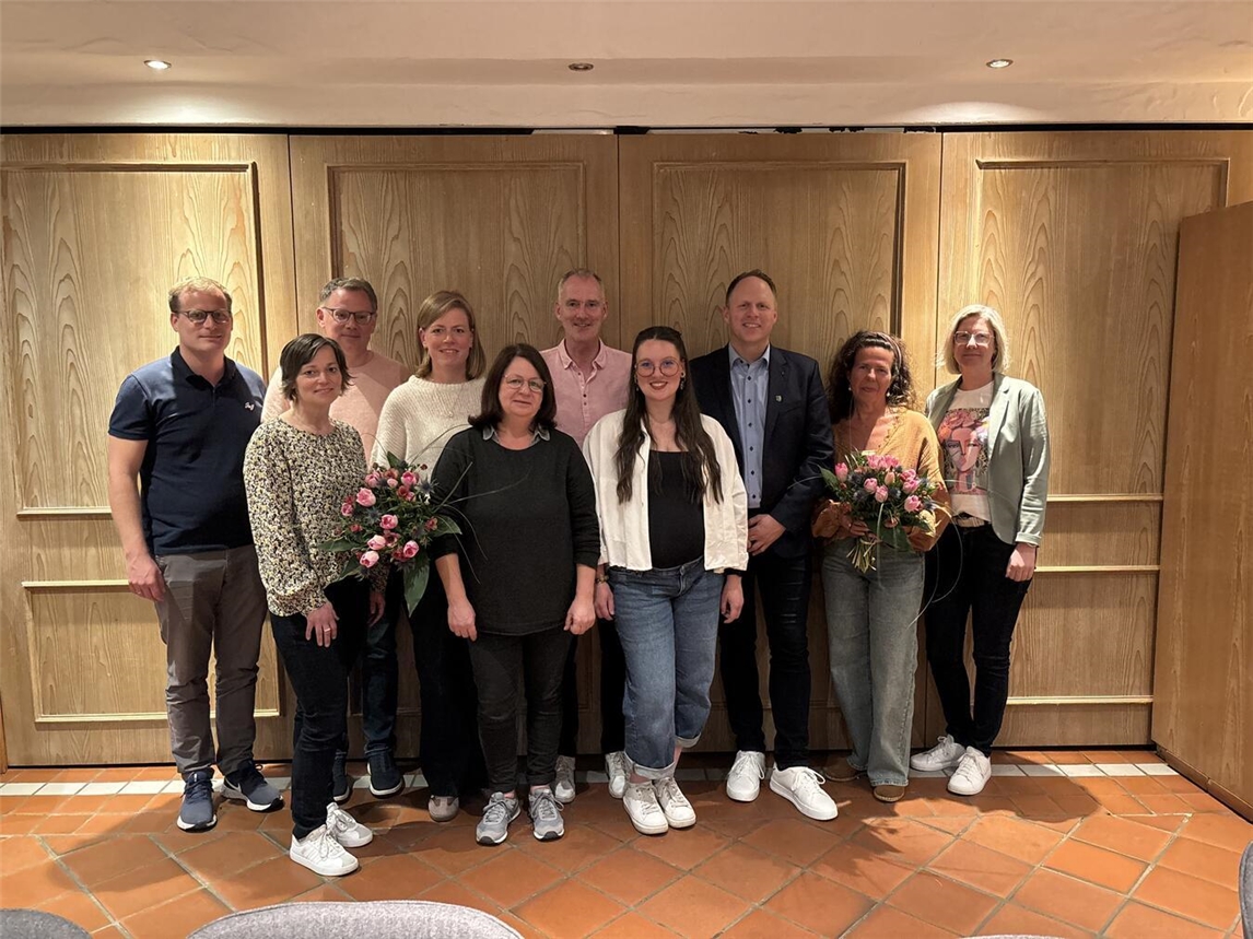 "Gruppenfoto des Heimat- und Verkehrsvereins Weeze nach Neuwahlen, Mitglieder lächelnd"