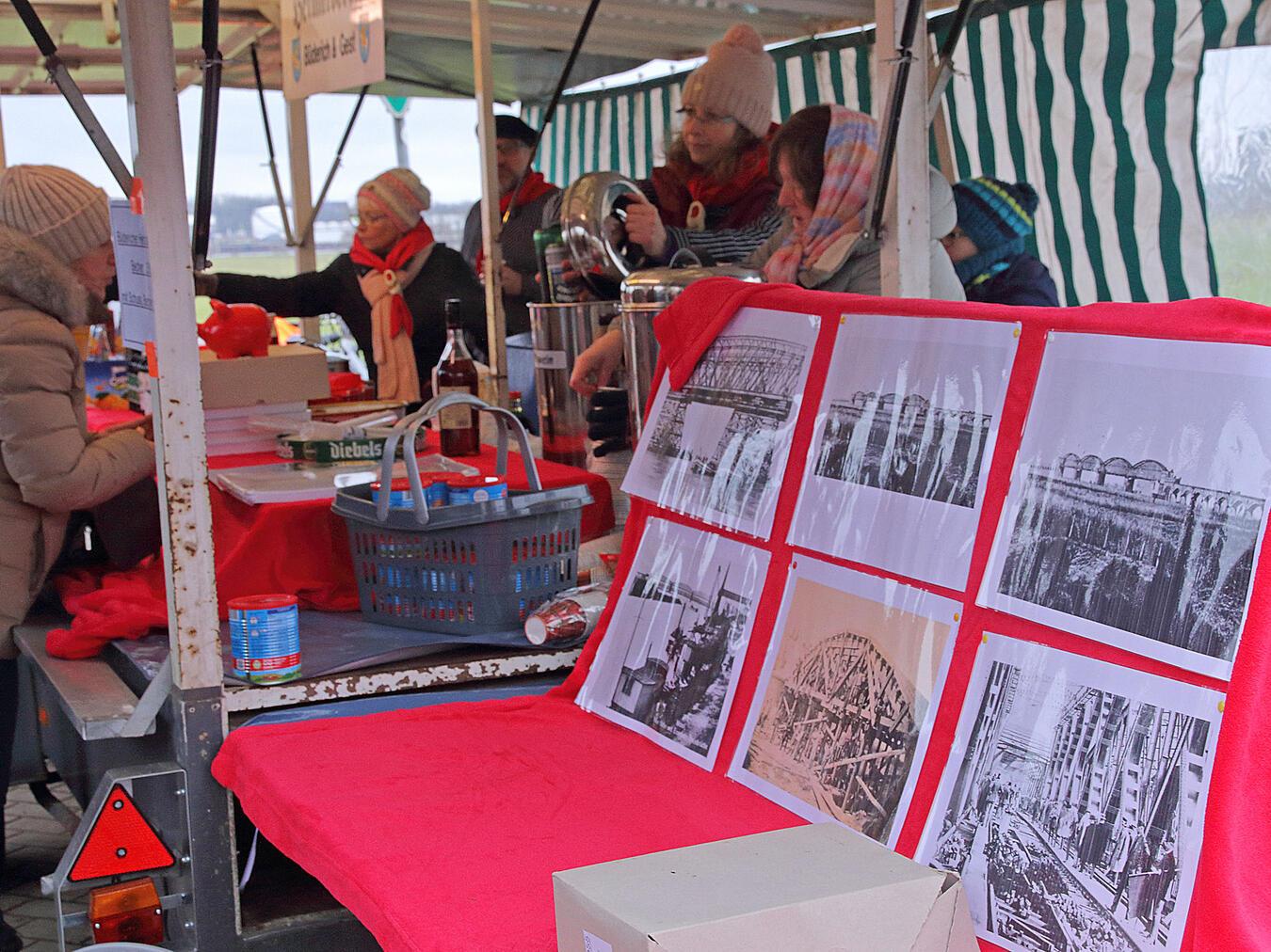 Heimatverein erinnert an die einst längste Rheinbrücke Der Heimatverein präsentierte historische Aufnahmen der Eisenbahnbrücke. Das Bild unten zeigt, wie sie heute noch erhalten ist. NN-Fotos: Theo Leie