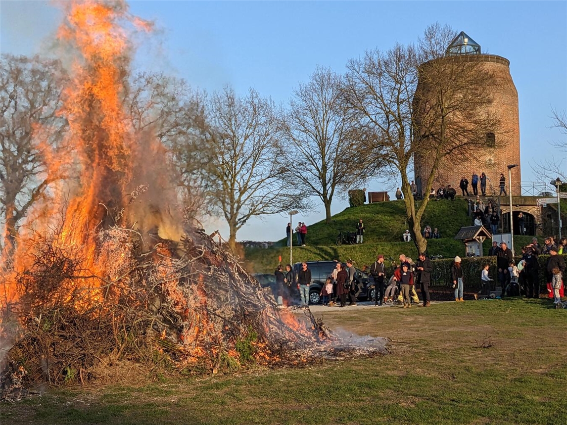 Der Heimatverein Uedem lädt wieder zum Osterfeuer ein. Foto: HVV