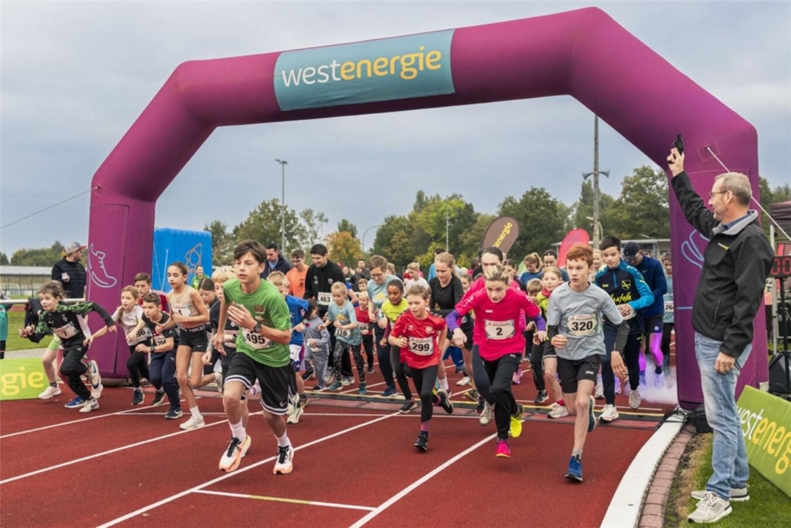 "Herbstlauf Niederrhein: Laufveranstaltung mit Familienprogramm, Teilnehmer aller Altersklassen, sportliche Herausforderung"