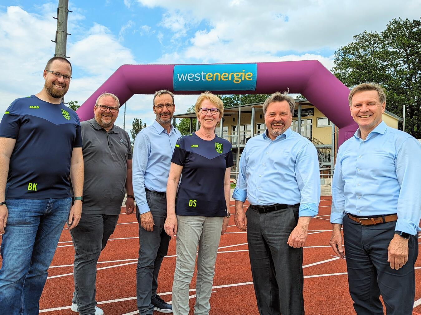 Der Herbstlauf-Niederrhein bringt Menschen und Gemeinden zusammen: (v.l) Bernd Kolmans (TSV Nieukerk), Dirk Ketelaers, Friethjof Gerstner (Westenergie), Doro Stulier (TSV Nieukerk), Clemens Brüx, Dirk Möcking.Foto: J.Kurschatke