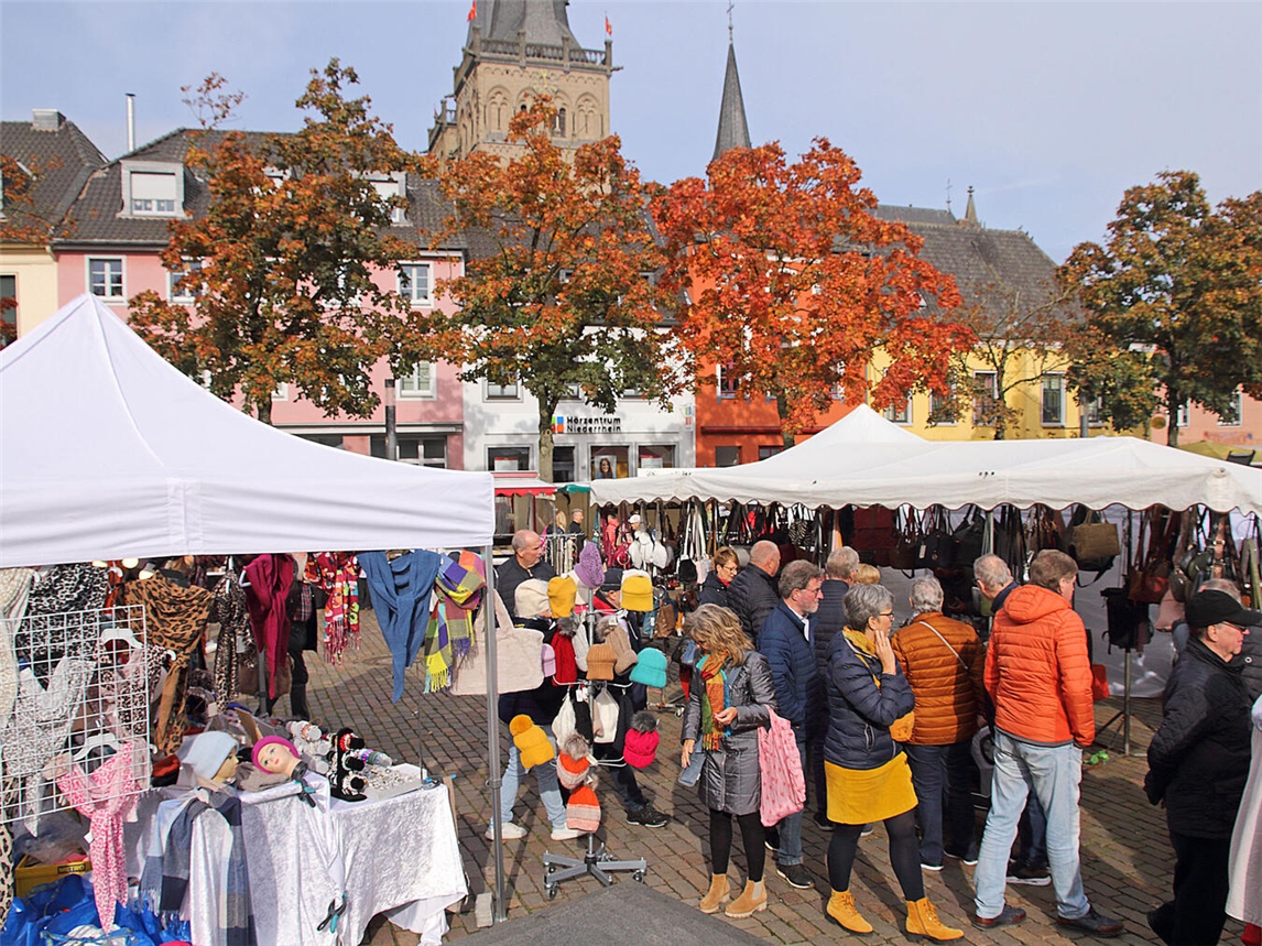 Der Herbstmarkt bietet mit Blick auf den Xantener Dom jedes Jahr ein vielfältiges Angebot an. NN-Archivfoto: Theo Leie