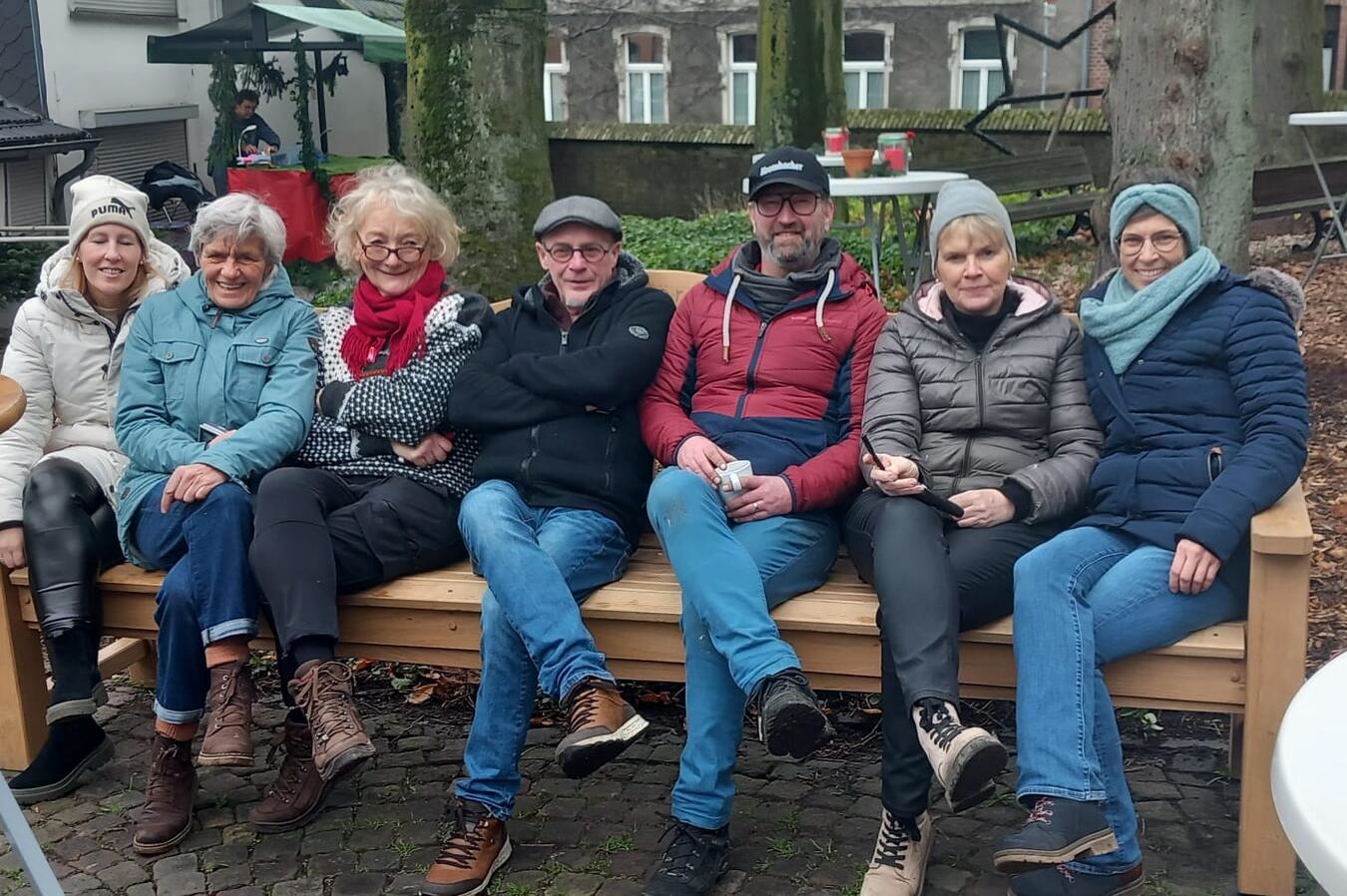 Der Heronger Dorfverein „Oss dörpke“ hat mit der Förderung, ergänzend zur städtischen Sanierung des Dorfkerns, zur Attraktivierung von Herongen beigetragen. Gefördert wurde eine Hartholzbank, Nistkästen für Vögel und Insekten und Saatgut für eine Wildblumen und Kräuterwiese. Projektgruppen des Vereins übernehme die Installation und Pflege.