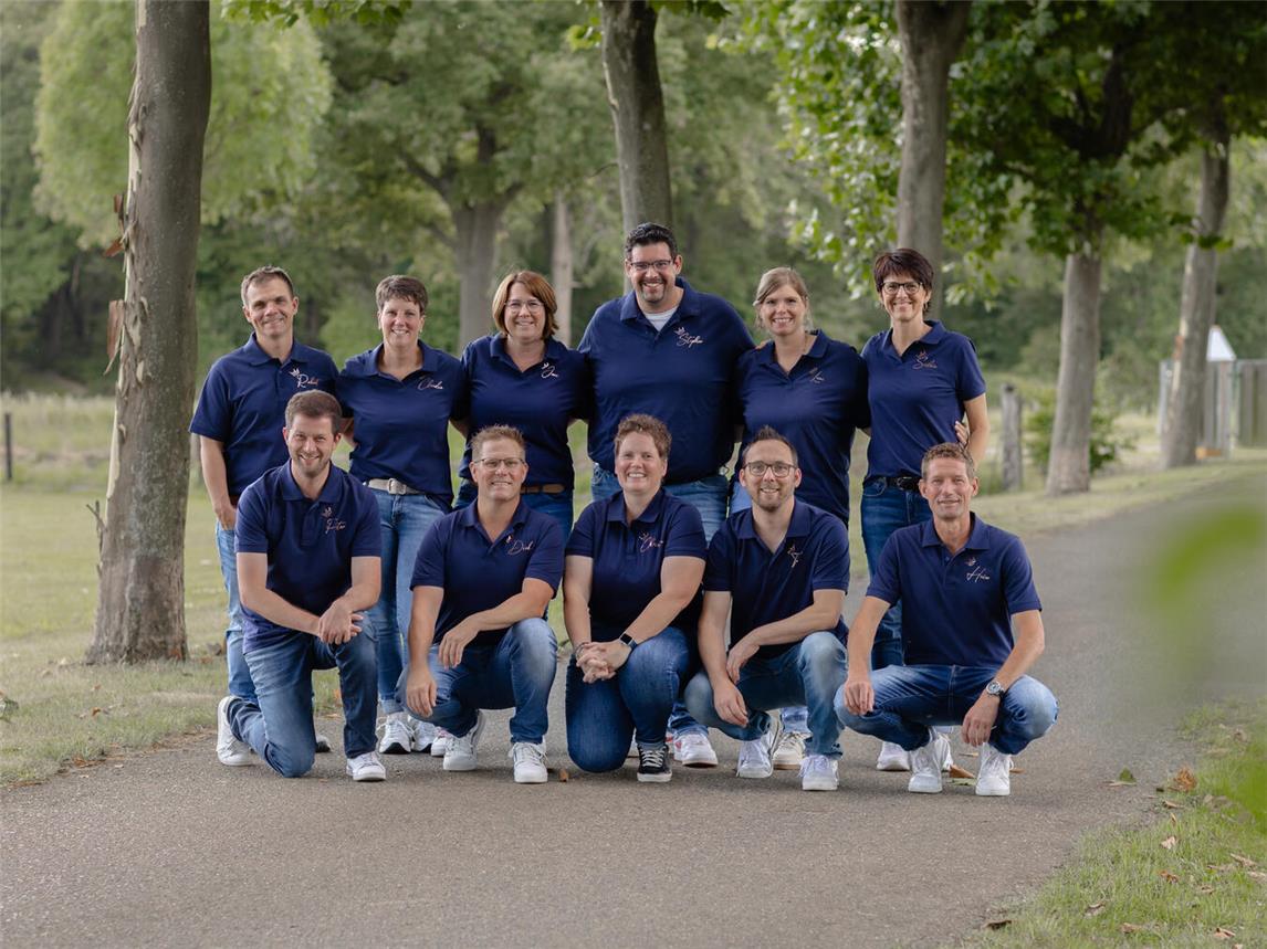 Der Hofstaat 2025 rund um König Stephan Draack und seine Königin Christina. Foto: privat