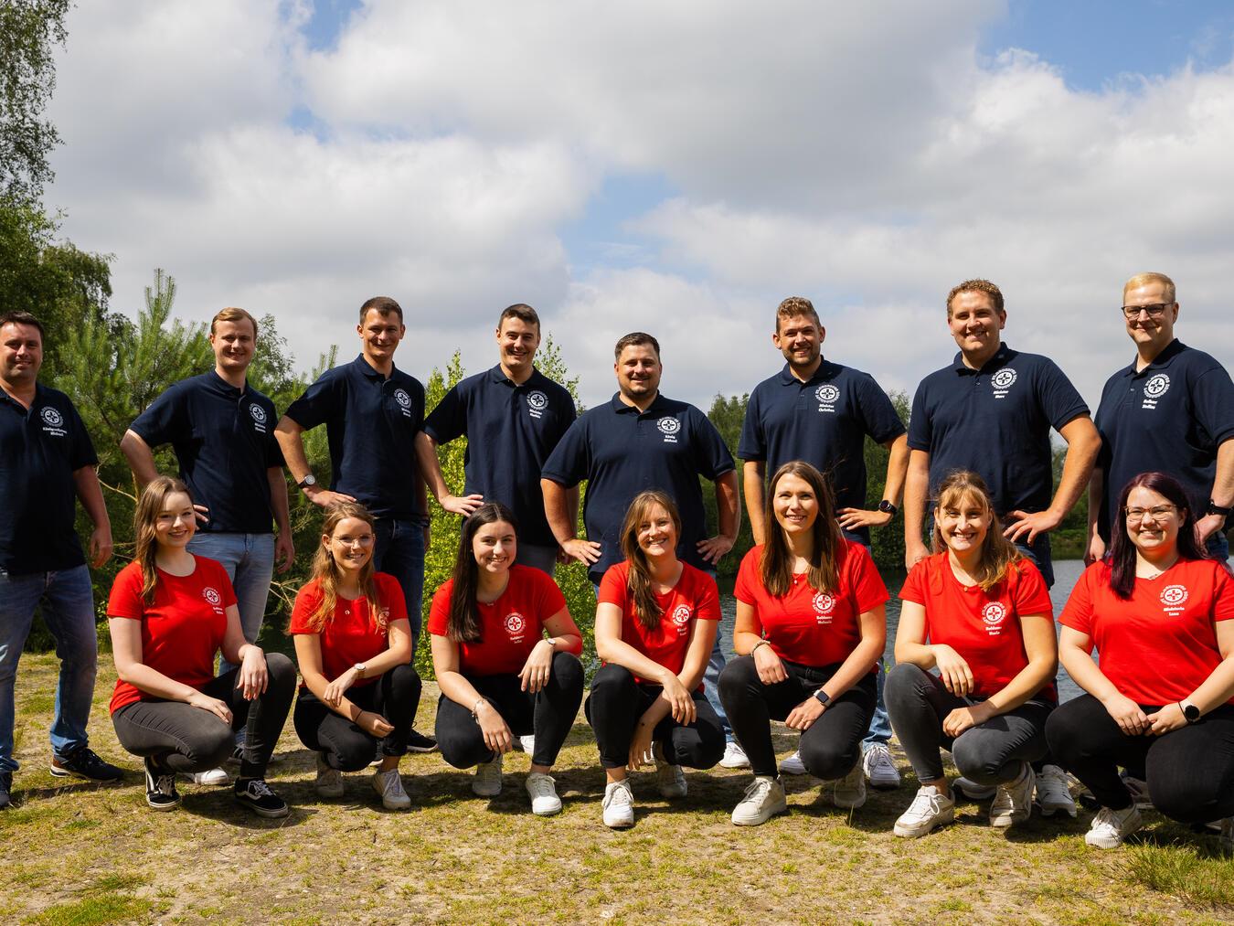 Der Hofstaat der St.-Hubertus-Bruderschaft: (oben v.l.n.r.) Königsadjutant Michael Gey, Minister Thomas Raeth, Minister Marcel Thekook, Minister Mathis Lemmen, Schützenkönig Michael Eickens, Minister Christian Theunissen, Minister Marc Wernecke, Hofherr Steffen Jansen, (unten v.l.): Hofdame Rabea Deckers, Hofdame Dana Paasen, Hofdame Julia Sprünken, Schützenkönigin Anna Seyen, Hofdame Melanie Jansen, Hofdame Marie Hoffmann und Ministerin Lena Maes.Foto: privat