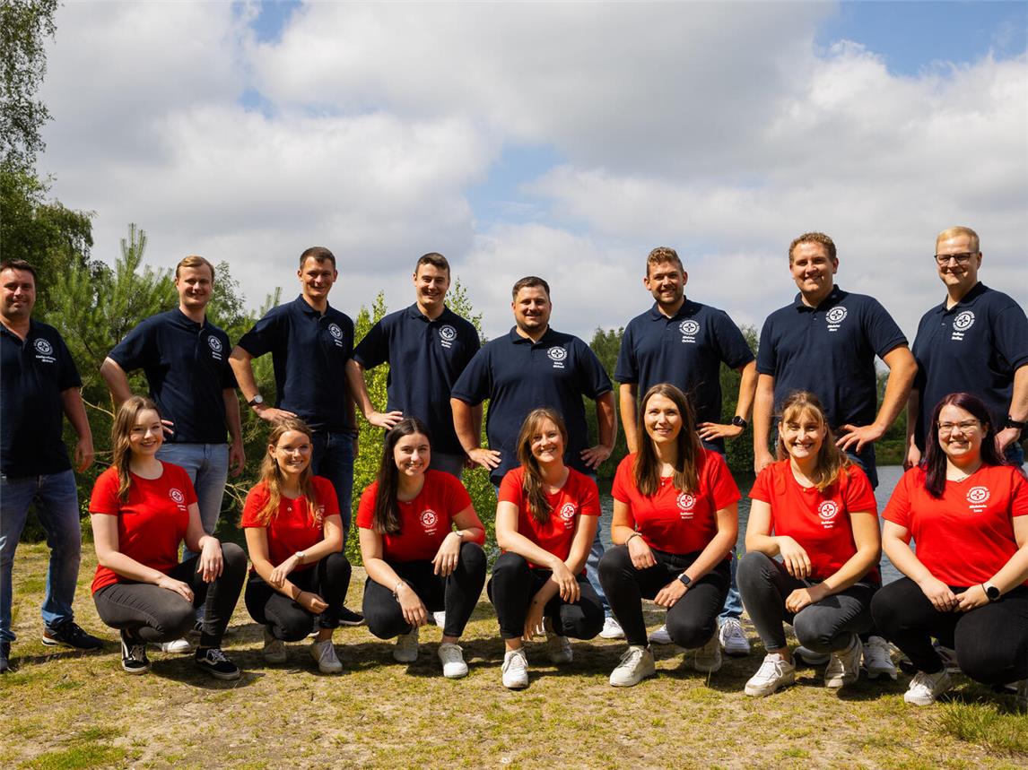 Der Hofstaat der St.-Hubertus-Bruderschaft: (oben v.l.n.r.) Königsadjutant Michael Gey, Minister Thomas Raeth, Minister Marcel Thekook, Minister Mathis Lemmen, Schützenkönig Michael Eickens, Minister Christian Theunissen, Minister Marc Wernecke, Hofherr Steffen Jansen, (unten v.l.): Hofdame Rabea Deckers, Hofdame Dana Paasen, Hofdame Julia Sprünken, Schützenkönigin Anna Seyen, Hofdame Melanie Jansen, Hofdame Marie Hoffmann und Ministerin Lena Maes.Foto: privat