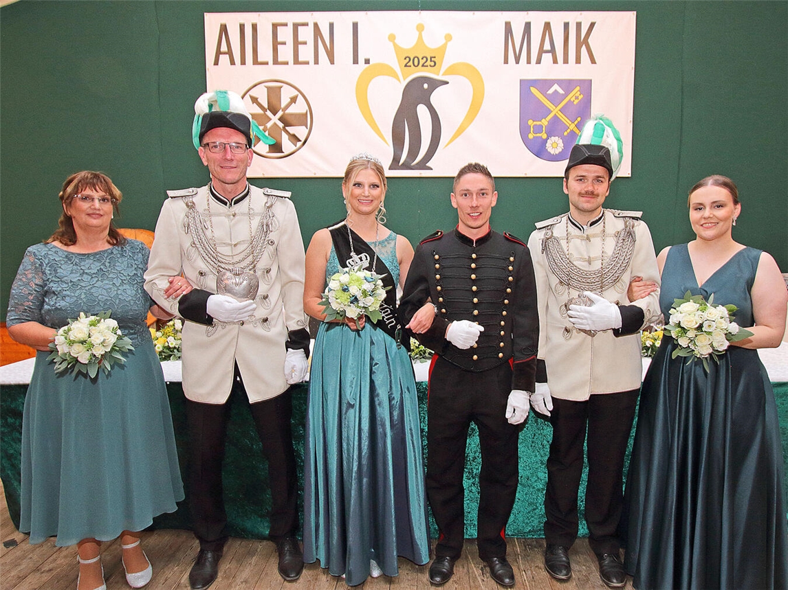 Der Hofstaat der Vereinigten St. Sebastianus- und St. Paulus-Bruderschaft Aldekerk mit Königin Aileen Mieske und Prinz Maik Kamp und den Ministerpaaren Frank Mieske mit Silke Mieske und Dennis Heckenbach mit Laura Doetsch.NN-Foto: Theo Leie