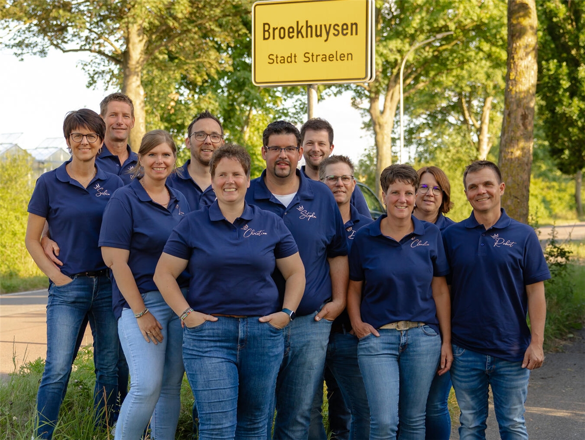 Der Hofstaat freut sich auf das große Schützenfest in Straelen: Stephan Draack und Königin Christina Draack, die Ministerpaare Dirk und Christiane Linßen, Timo und Lena Ingenlath, Robert und Claudia Diepers sowie Heinz und Silvia Hünnekens sowie Königsadjutant Peter Aymans.Foto: privat