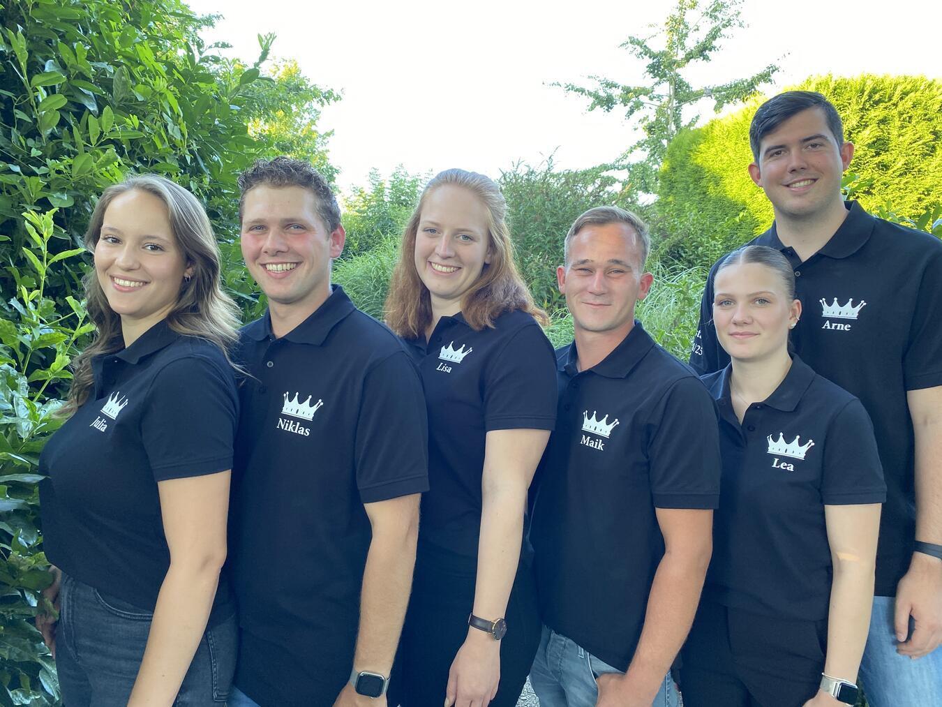 Feuerwehrfrau und -mann stellen das Königspaar Der Hofstaat (v.l.n.r.) mit Julia Görtz, Niklas Velling, Lisa Lörcks, Maik Stammen, Lea Henrichs und Arne van Lipzig.Fotos: Franz Clahsen