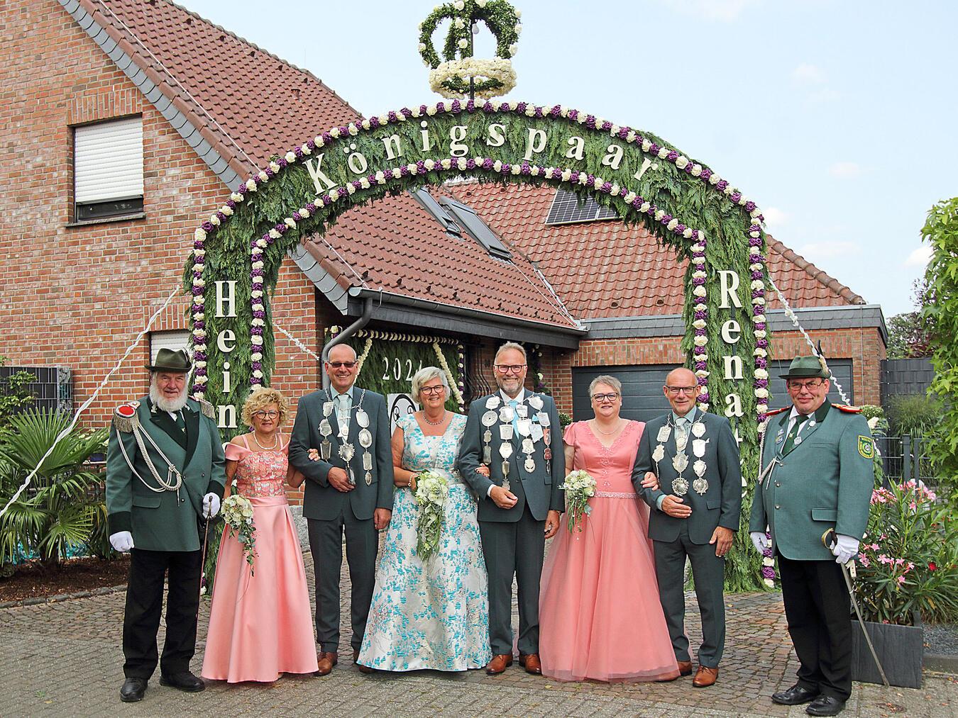 Der Hofstaat vor der Königsresidenz in Hartefeld. NN-Foto: Theo Leie