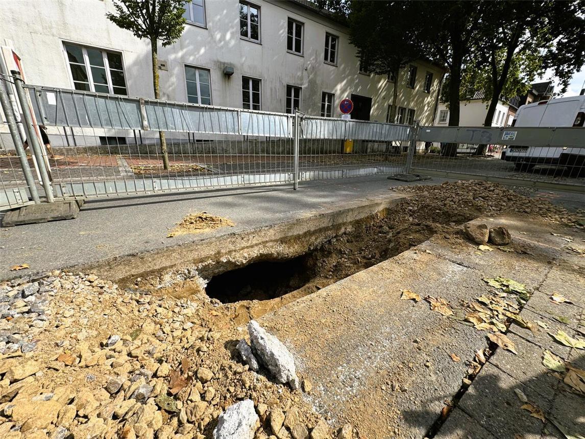 Der Hohlraum unter der Fahrbahndecke muss aus Sicherheitsgründen untersucht werden. Foto: Stadt Rees