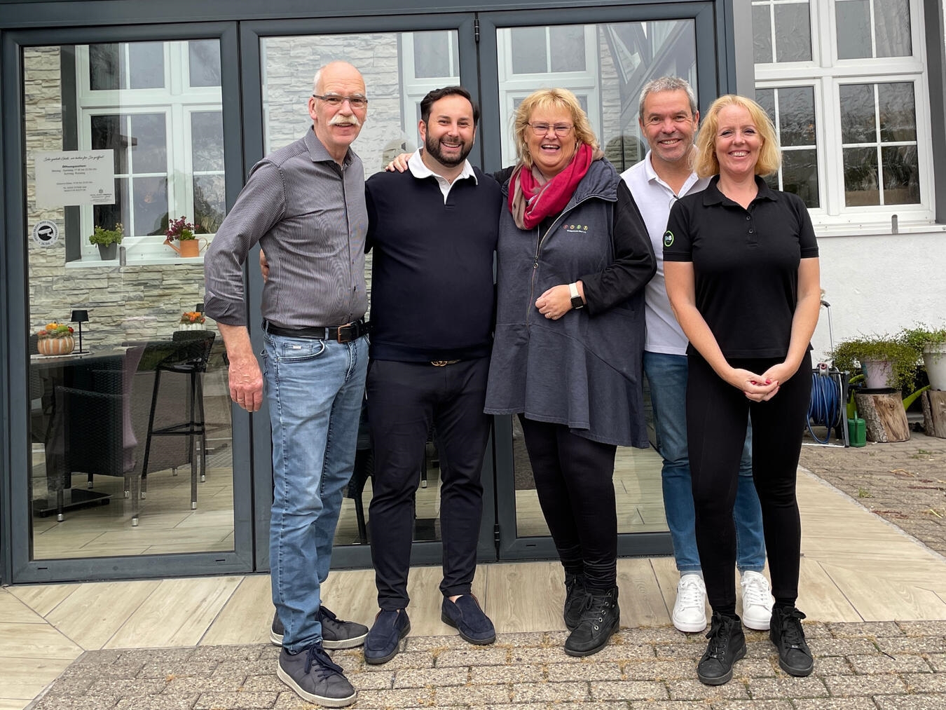 Der Hotelstammtisch in Emmerich: (v. l.) Theo Wanders (Hotel-Restaurant Wanders), Jozo Skariza (Hotel Stadt Emmerich), Dr. Manon Loock-Braun (WfG Emmerich), Michel Wagner und Catherine Küppers (Hotel B&B). Foto: WfG Emmerich