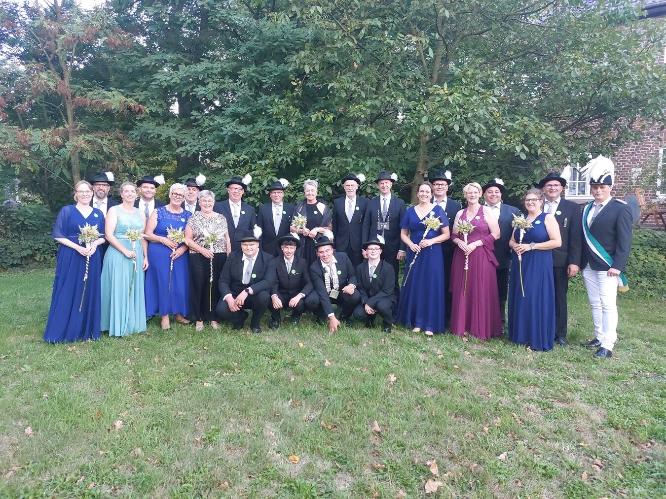 Der Hülmer Ehrenthron, (hintere Reihe, v.l.): Stefan und Nicole Koppers (2023), Stephan und Yvonne Bergmann (2012), Peter und Monika Lörks (2013), Charly und Gabi Paal (2015), Andreas Luyven und Christa Hünnekes (2019), Johannes Stenmans (2018), Brudermeister Peter Stenmans, Georg und Susanne Bockhorn (2017), Michael und Sabine Boßmann (2016), Christian und Mandy Smits (2014) und Adjudant Marco Oeschger; vordere Reihe (v.l.) Mathis Fink, Simon Weyers, Leon Stenmans und Max Scherders. Foto: privat