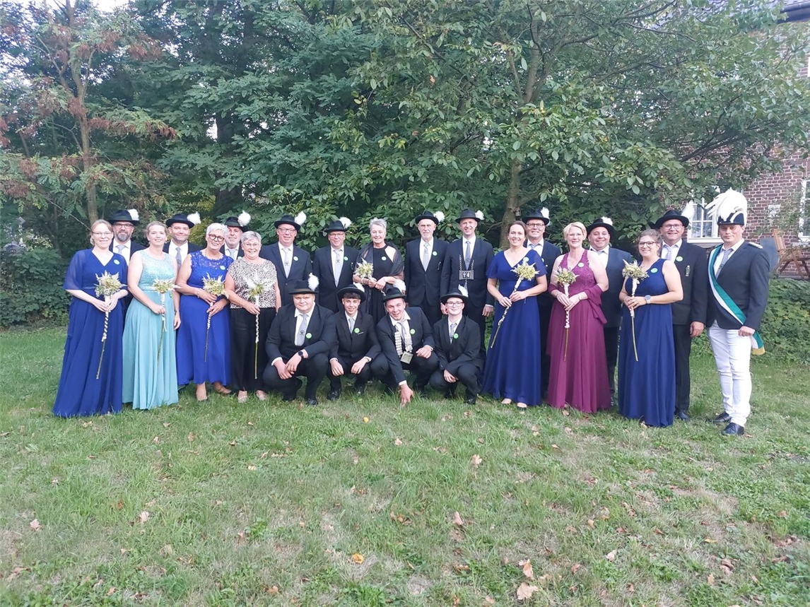 Der Hülmer Ehrenthron, (hintere Reihe, v.l.): Stefan und Nicole Koppers (2023), Stephan und Yvonne Bergmann (2012), Peter und Monika Lörks (2013), Charly und Gabi Paal (2015), Andreas Luyven und Christa Hünnekes (2019), Johannes Stenmans (2018), Brudermeister Peter Stenmans, Georg und Susanne Bockhorn (2017), Michael und Sabine Boßmann (2016), Christian und Mandy Smits (2014) und Adjudant Marco Oeschger; vordere Reihe (v.l.) Mathis Fink, Simon Weyers, Leon Stenmans und Max Scherders. Foto: privat