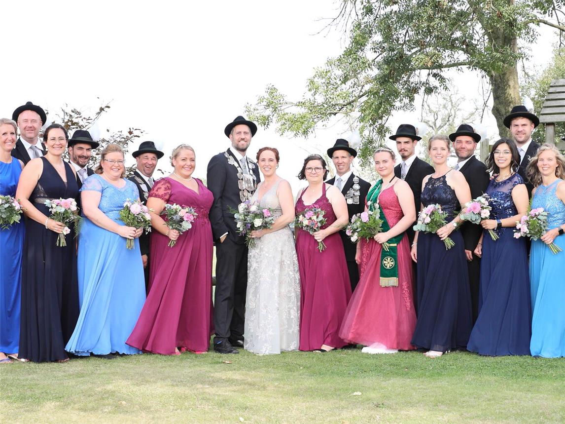 Der Hülmer Thron (v. l.): Adjudant Lukas Humble, Michael und Beate Verbeek, Stefan und Nicole Koppers, Felix und Astrid Joeressen, Johannes und Ute Kisters, Thomas und Anna Stenmans, Jürgen und Birgit Winkels, Ministerpaar Josef van Doornick und Daniela Lahia, Königspaar Marco und Sandra Ketelaars, Ministerpaar Peter und Anne Verhaag, Bezirksprinzessin Jana Boßmann und Max Queling, Stephan und Yvonne Bergmann, Lukas und Krystell Stenmans, Ludger und Elisabeth Wehren, Bernd und Bärbel Velder, Peter und Stefanie Stenmans, Prinz Leon Stenmans und Guido Coenen. Foto: privat