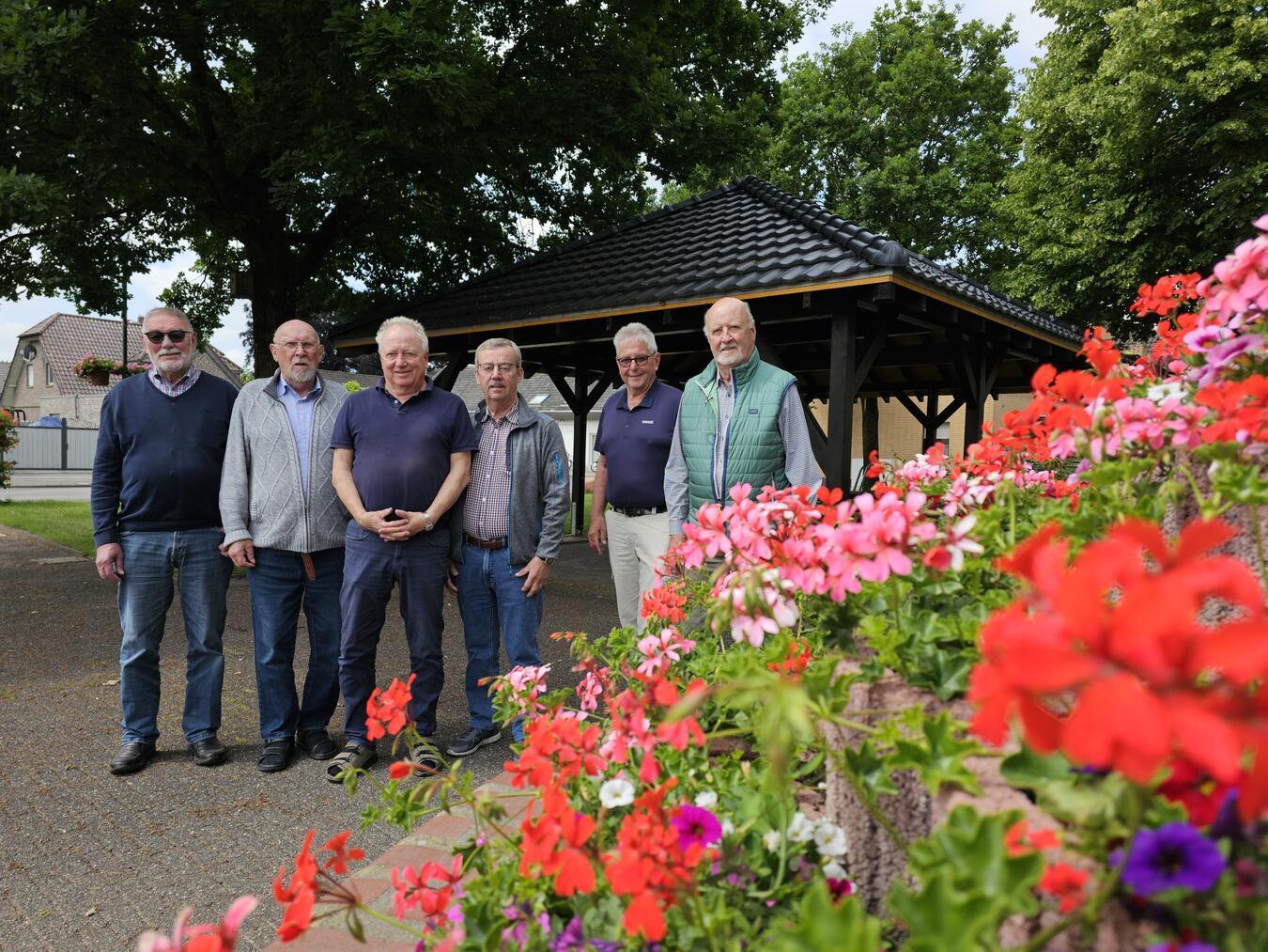 Der HVV lädt zur Einweihung des neuen Pavillons in Veert ein. V.l.: Gerd Haberstock, Karl-Heinz Pastoors, Uli König, Franz-Josef Spolders, Franz Kubon und Jürgen Giesen. NN-Foto: T. Langer