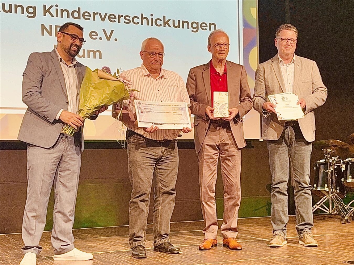 "Mitglieder des Issumer Vereins 'Aufarbeitung Kinderverschickungen NRW' feiern den Gewinn des VEZ Ehrenamtspreises NRW."