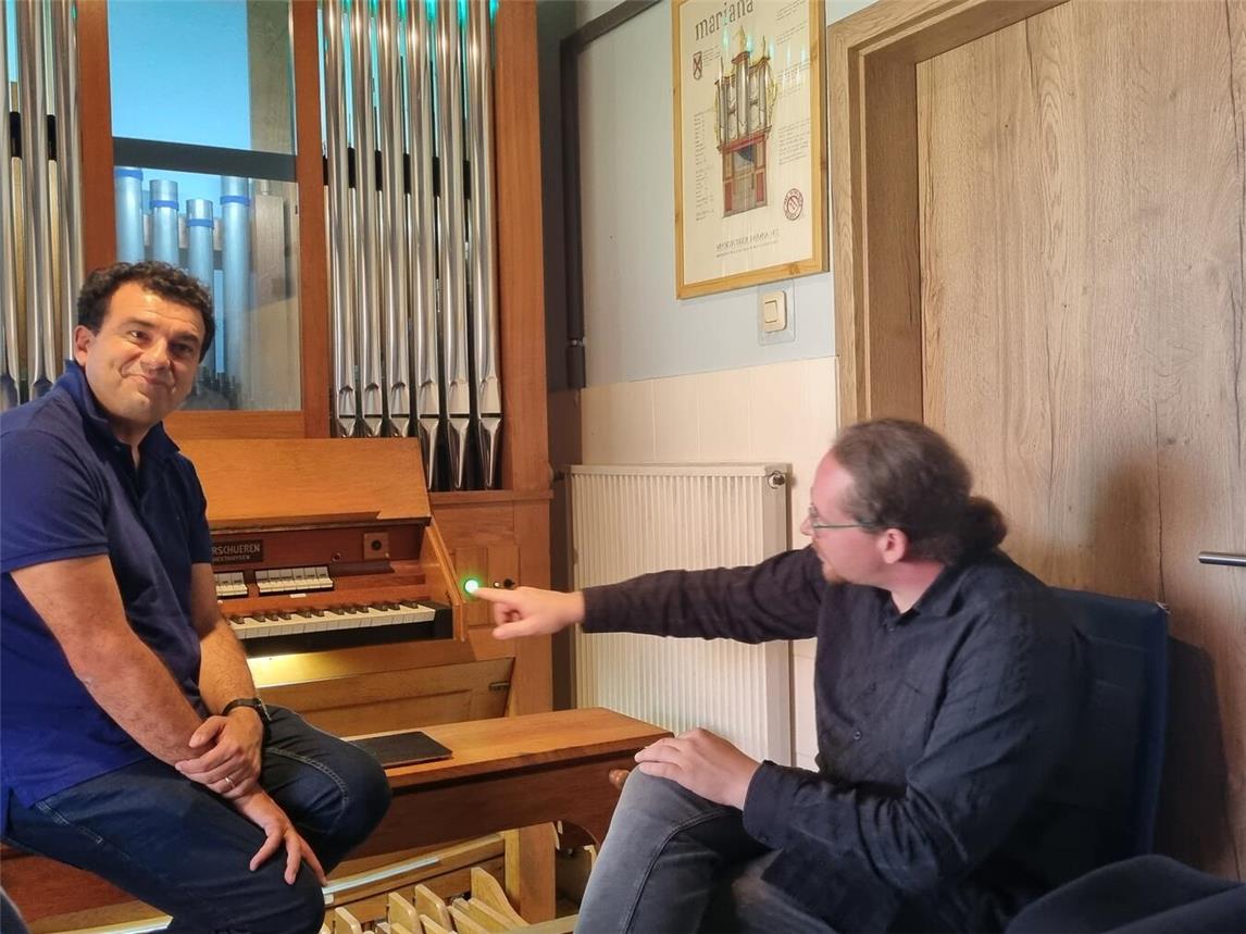 Der italienische Konzertorganist Paolo Oreni (l.) testete alle drei Orgeln und gab sehr zur Freude von Marco Ellmer eine Kostprobe seines Könnens. Foto: privat
