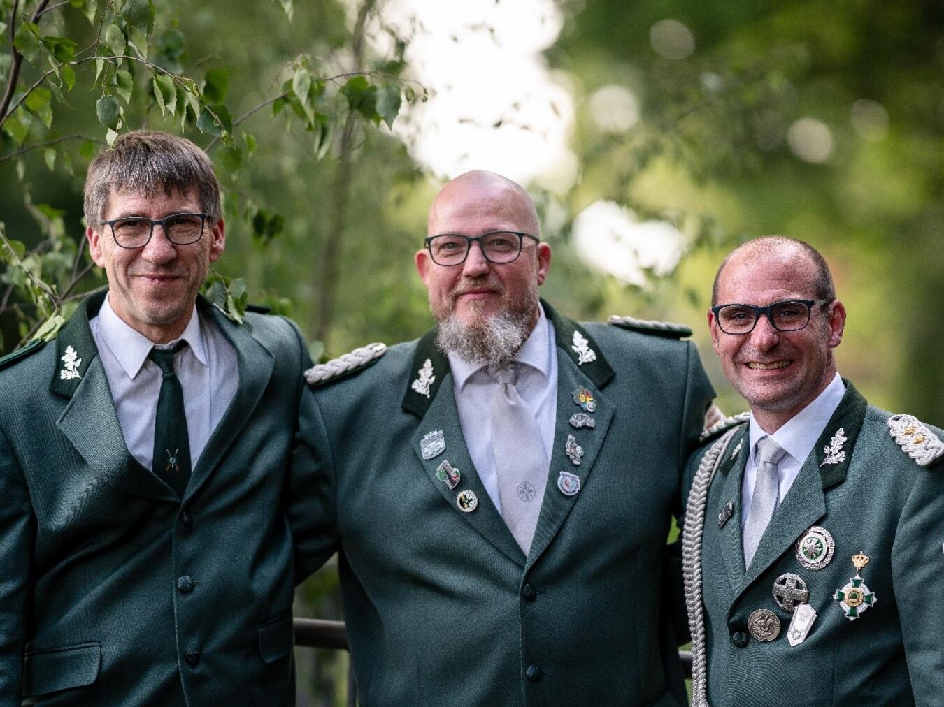Der Kapellener Thron 2025 mit König Lars Röttges und den Ministern Peter van Betteray (l.) und Ludger Heußen (r.).Foto: Miriam Steinfeld