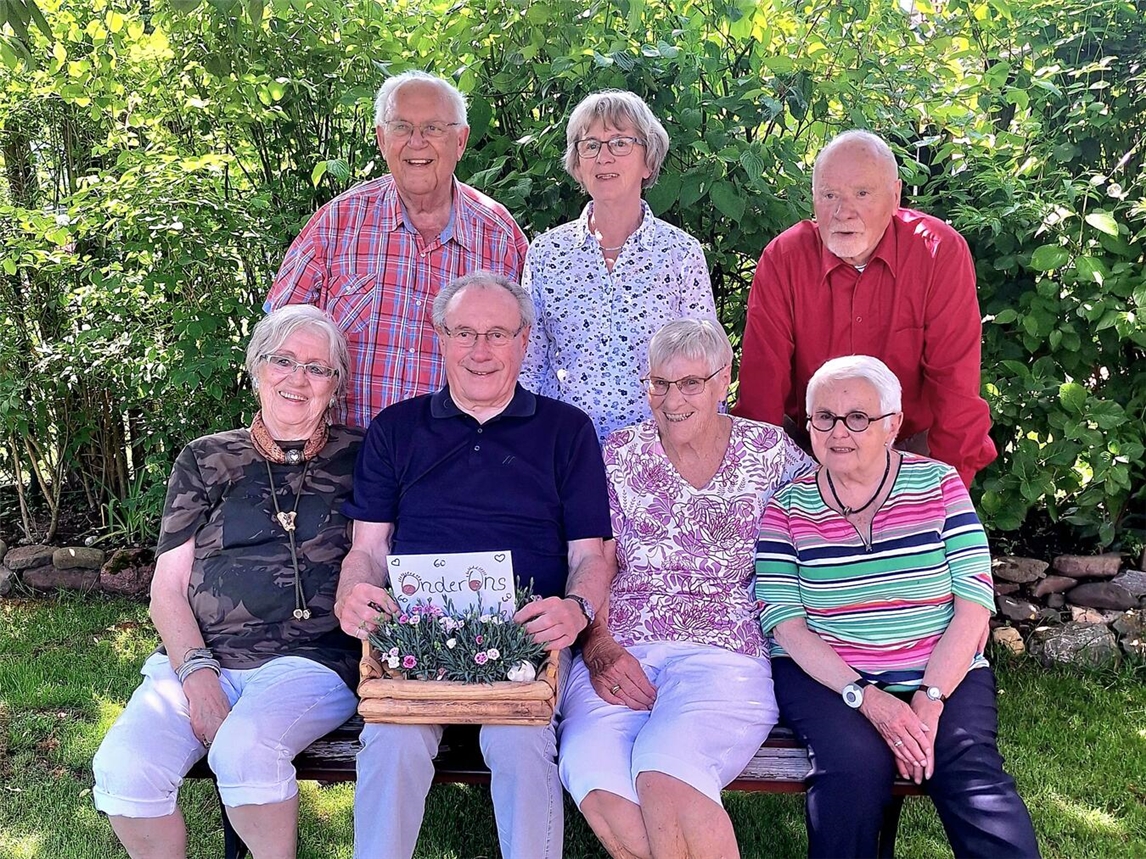 "Kegelclub Onder Ons feiert Jubiläum, Gruppenfoto der Mitglieder"
