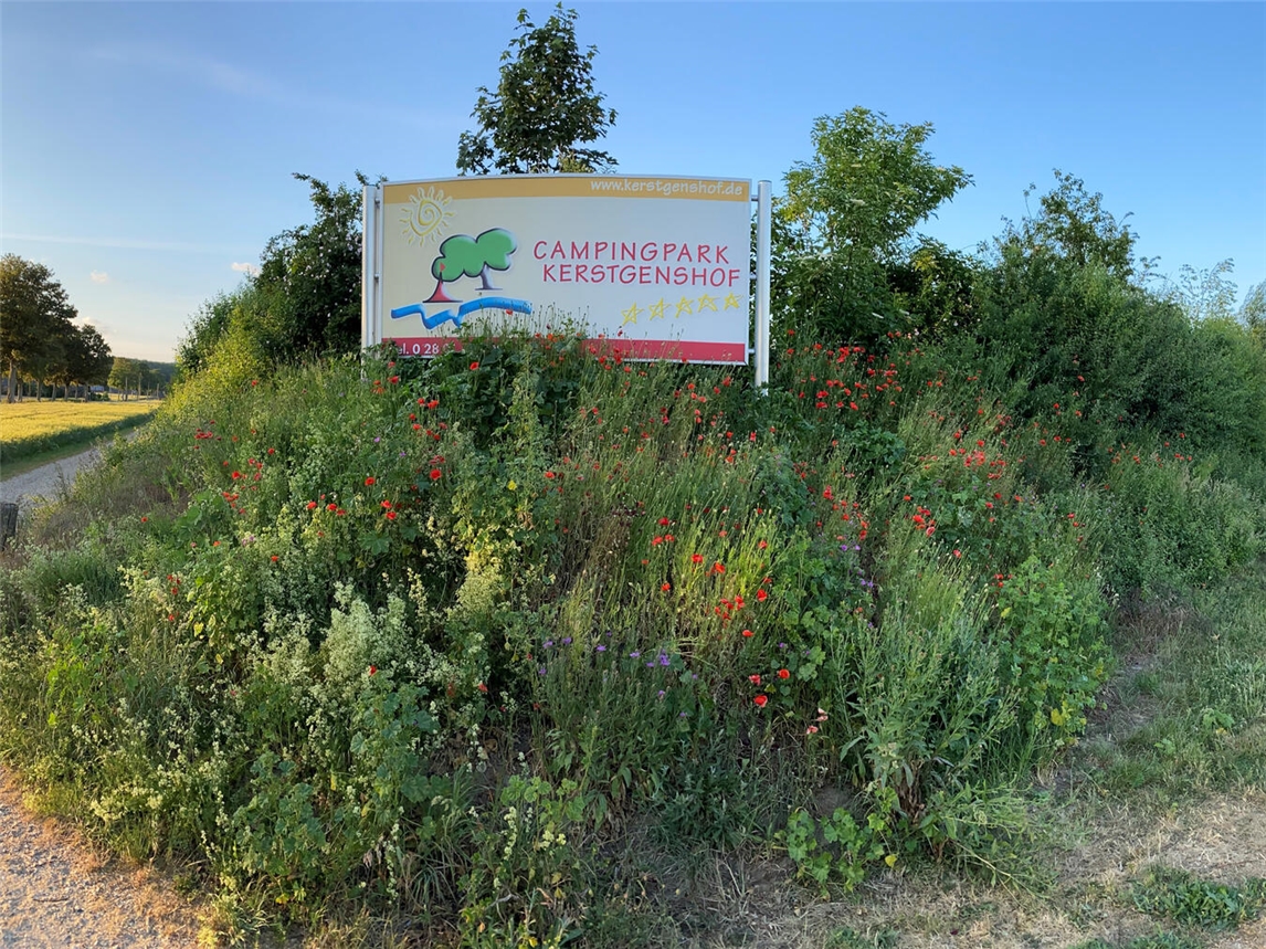 "Historischer Kerstgenshof in grüner Landschaft, perfektes Urlaubsziel für Erholung und Naturgenuss"