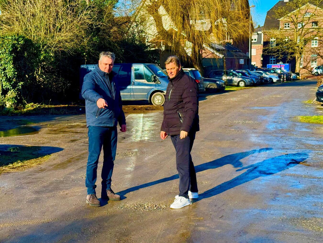 Der Kevelaerer CDU-Fraktionsvorsitzende Mario Maaßen (l.) und CDU-Pressesprecher Hubert van Meegen betrachten den aktuellen Zustand des Parkplatzes kritisch. Foto: privat