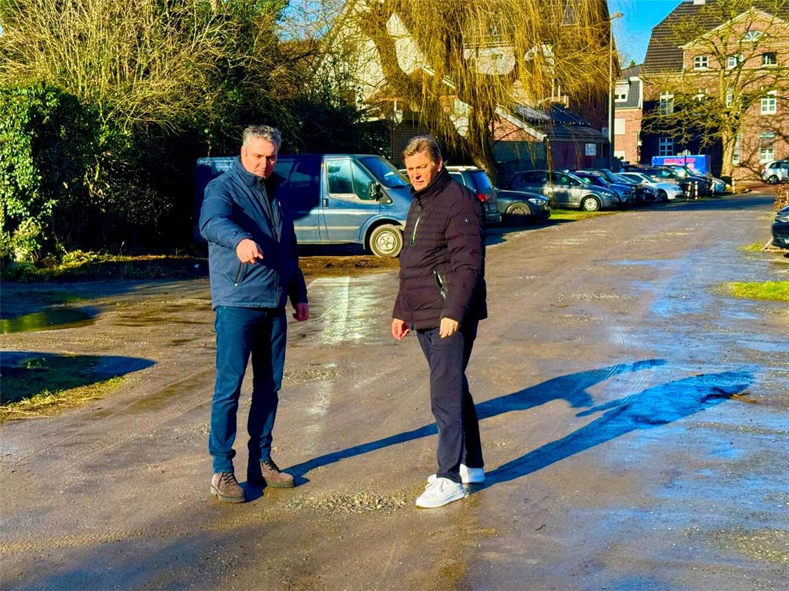 Der Kevelaerer CDU-Fraktionsvorsitzende Mario Maaßen (l.) und CDU-Pressesprecher Hubert van Meegen betrachten den aktuellen Zustand des Parkplatzes kritisch. Foto: privat