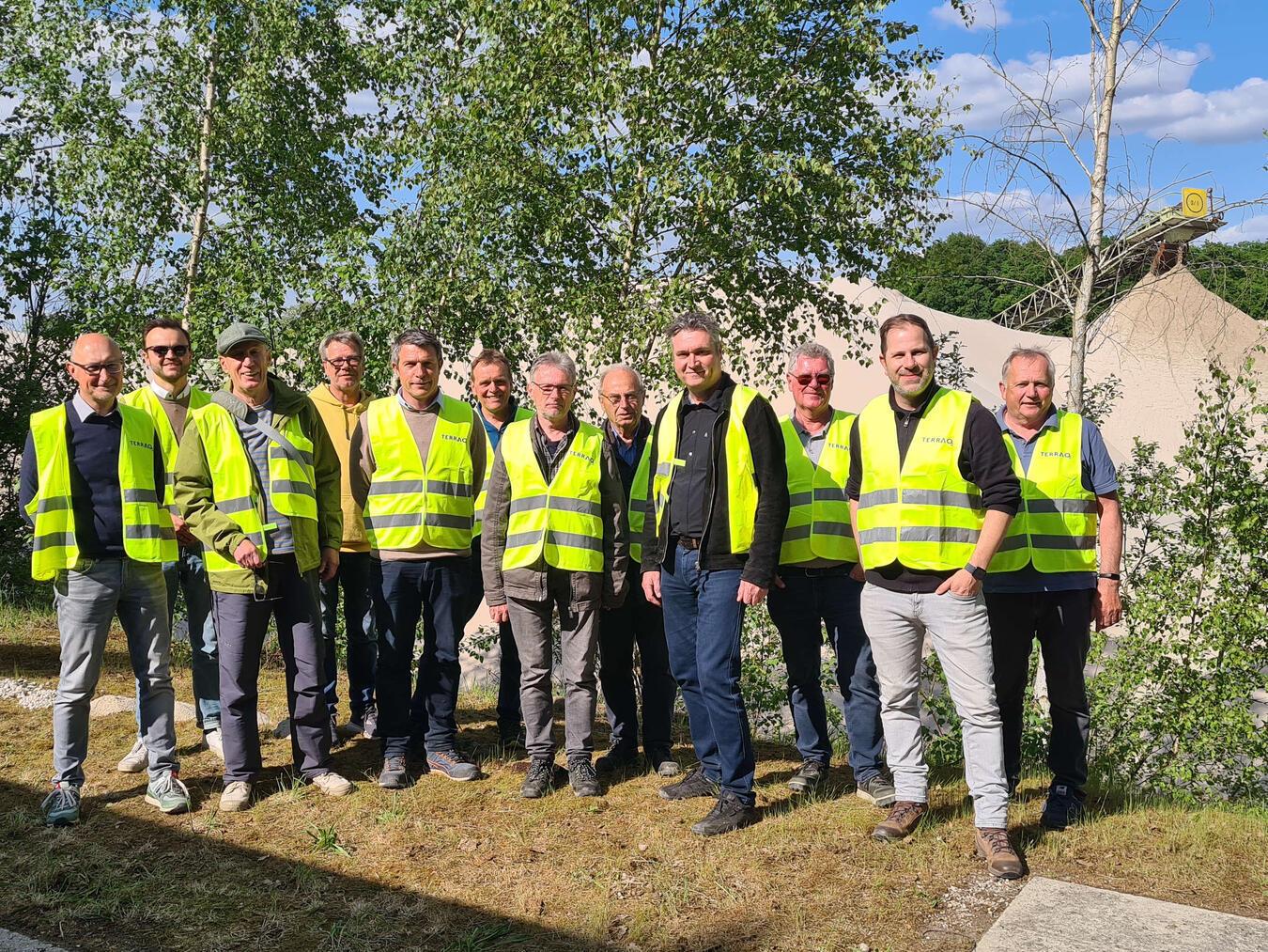 Der Kevelaerer CDU-Fraktionsvorsitzende Mario Maassen und die Mitglieder der CDU Twisteden auf dem Gelände für Sand- und Kiesgewinnung Meershof der Firma Terraq. Foto: CDU Twisteden