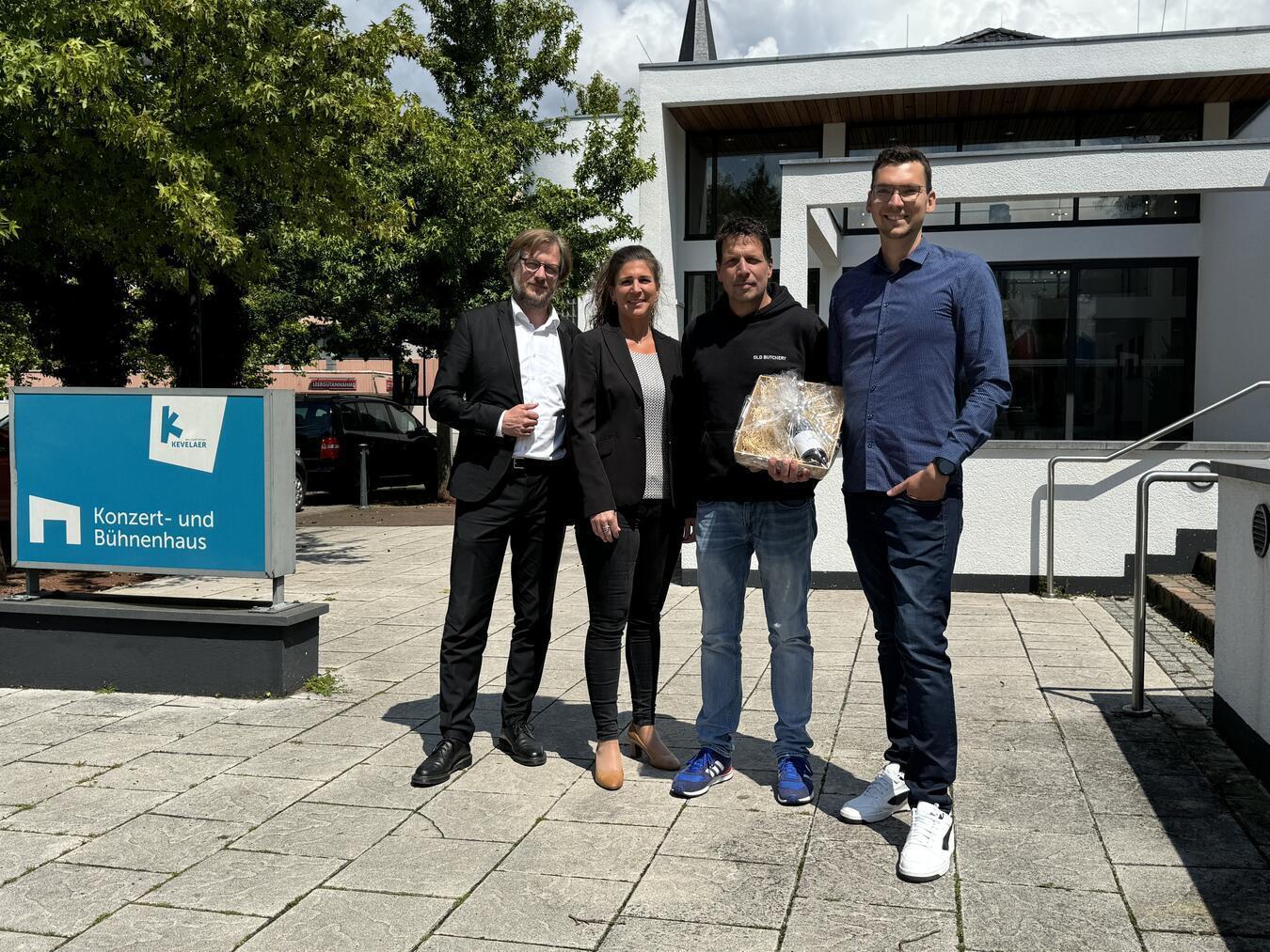 Der Kevelaerer Gastronom Marc Moors (2.v.r.) wird ab dem 1. Juli neuer Konzessionär des Konzert- und Bühnenhauses. Foto: © Wallfahrtsstadt Kevelaer