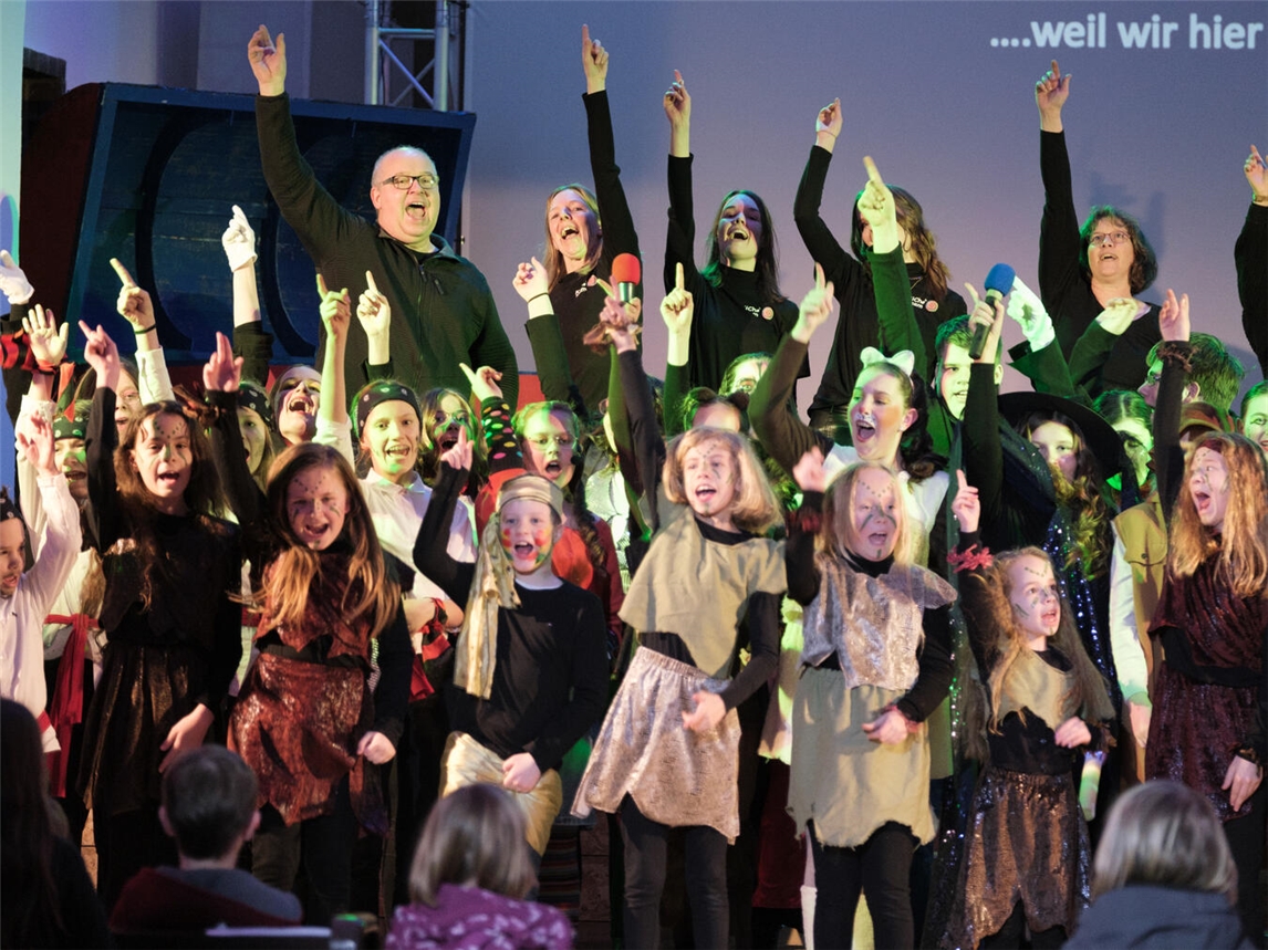 Kinderchor „Buntgemischt und Farbenfroh“ singt Musical „Der kleine Tag“ Konzert. Foto: Kinderchor/Jutta Walterfang.