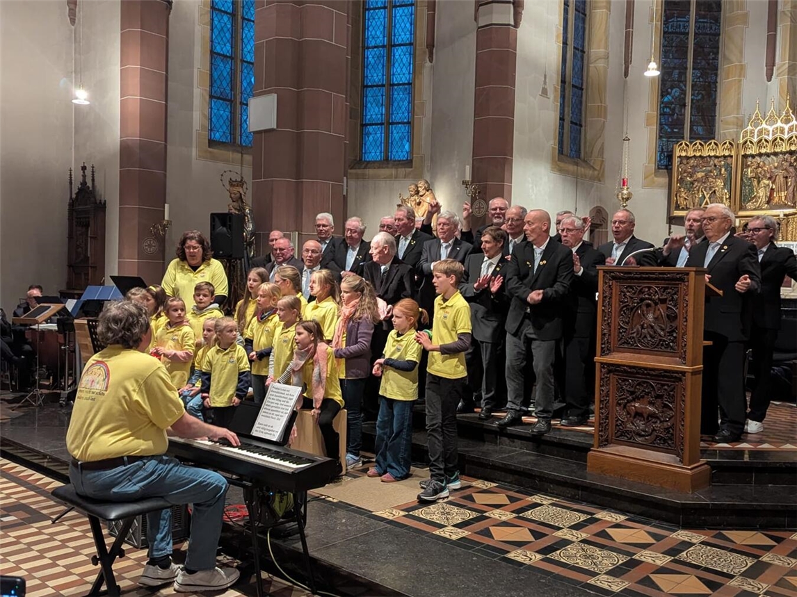 Stimmungsvolles Programm Der Kinderchor und die Chorgemeinschaft WaWaKerk präsentierten gemeinsam das Lied „Der Löwe schläft heut‘ Nacht“.Fotos: privat