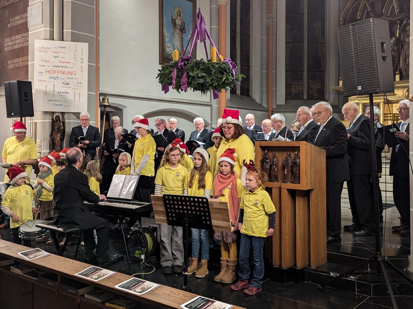 Der Kinderchor Wankum und die Chorgemeinschaft WaWaKerk hielten ihr Adventskonzert in der St. Michaelkirche ab. Foto: privat