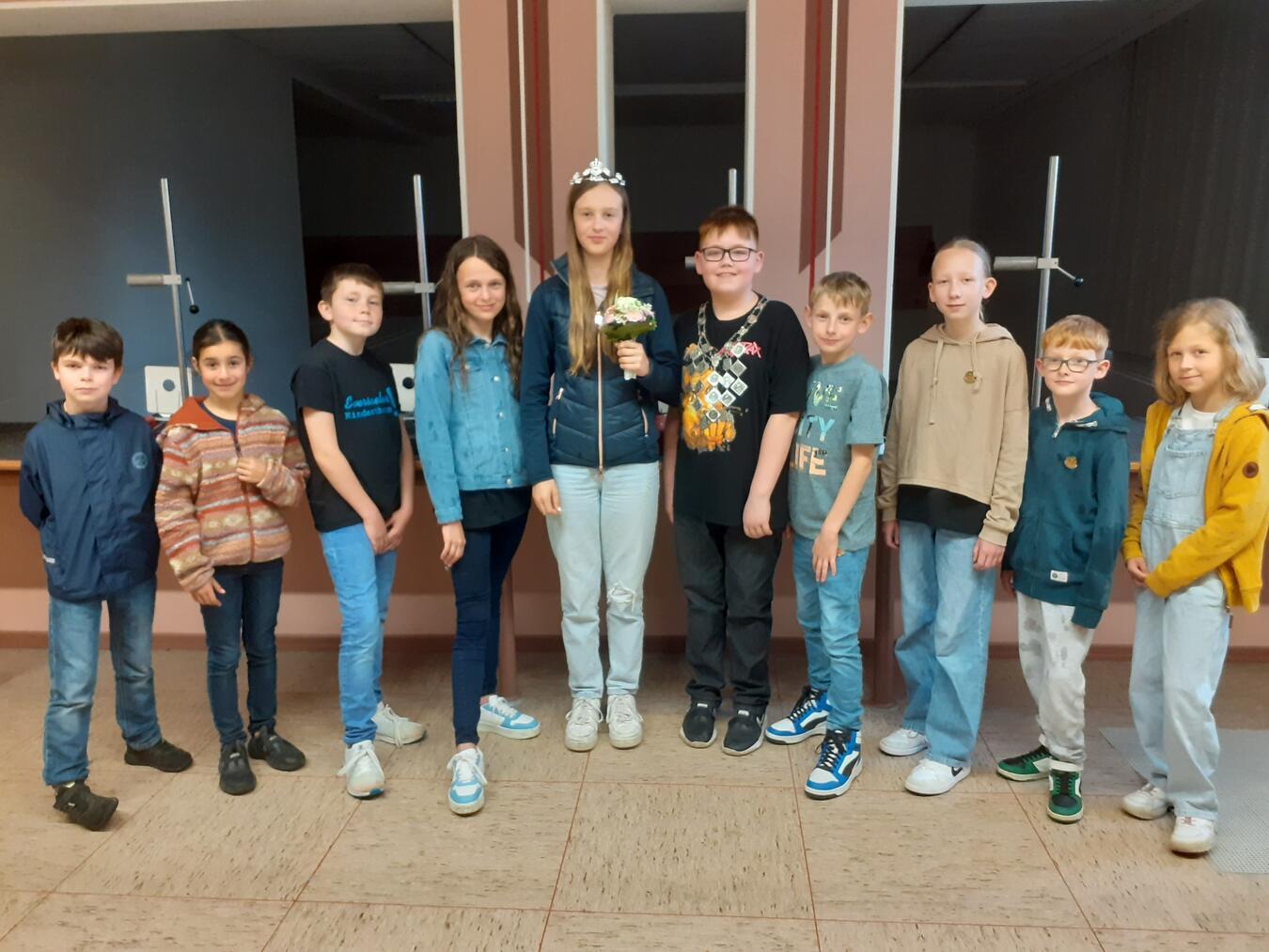 Der Kinderthron von links: Piet Kühnen, Viviana Vergaro, Valentin Blastik, Viola Blastik, Schützenkönigin Marie Groß, Prinz Lord Mic Reuter, Phil Harting, Leni Bogaczyk, Jan Harting, Frederike Bogaczyk; nicht auf dem Foto sind Jordie Kerskes und Leonie Kerskes Foto: privat