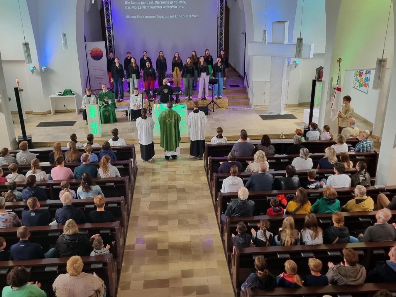 Der „Kleine Katholikentag“ lockte zahlreiche Familien nach Hasselt. Hier hatte der pastorale Raum Bedburg-Hau, Kleve, Kranenburg und Kalkar unter dem Motto „Jugend. Glaube. Erleben“ ein buntes Programm auf die Beine gestellt. Unter den Besuchern war auch Weihbischof Rolf Lohmann, der zu Beginn einen Gottesdienst feierte. Foto: Anke Gellert-Helpenstein