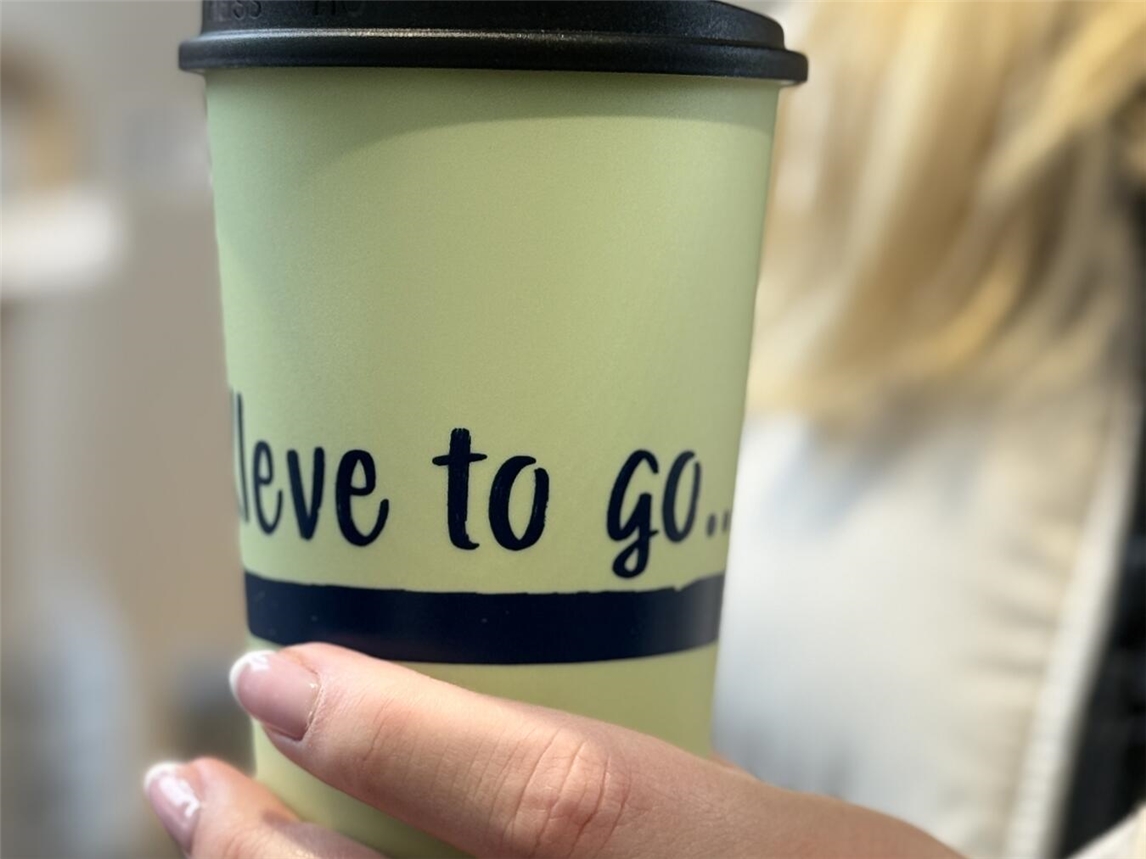 Der Klever Becher ist ab sofort in der Touristinformation der Stadt Kleve erhältlich. Foto: ClaudiaDeKruijf/HSRW