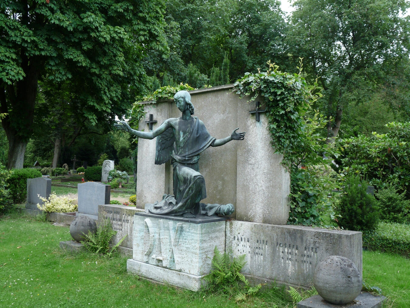 Der Klever Friedhof ist ein stiller Zeuge der Klever Historie und erzählt spannende Geschichten vergangener Zeiten. Foto: WTM