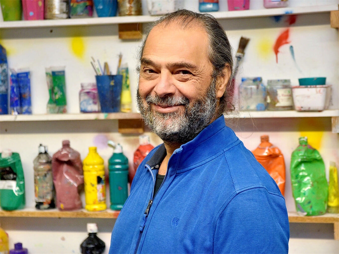 "Künstler Bassam Alkhouri bei Begegnungsnachmittag mit Fremde werden Freunde, kreative Kunstwerke, Kleve, Archivfoto von Rüdiger Dehnen"