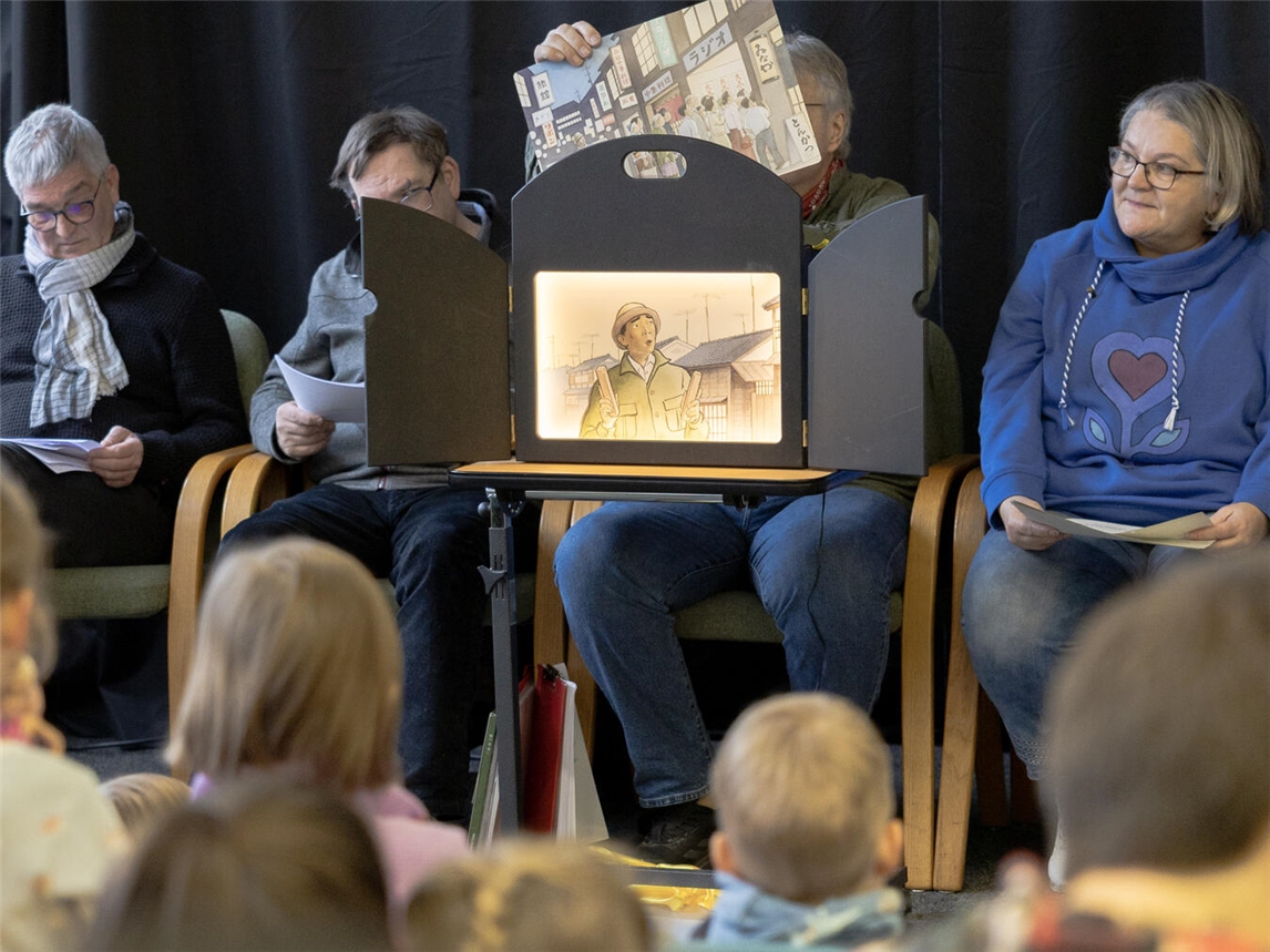 "Klever Vorleseclub beim Kamishibai-Event in Stadtbücherei Kleve, Kinder lauschen gespannt"